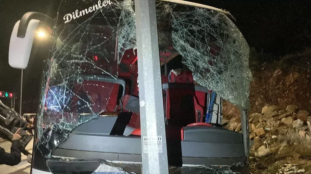 Mersin'de yolcu otobüsü kazasında 9 kişi öldü, 30 kişi yaralandı. Kaza, Antalya istikametinden Mersin istikametine giden yolcu otobüsünün direksiyon hakimiyetini kaybetmesi sonucu meydana geldi.