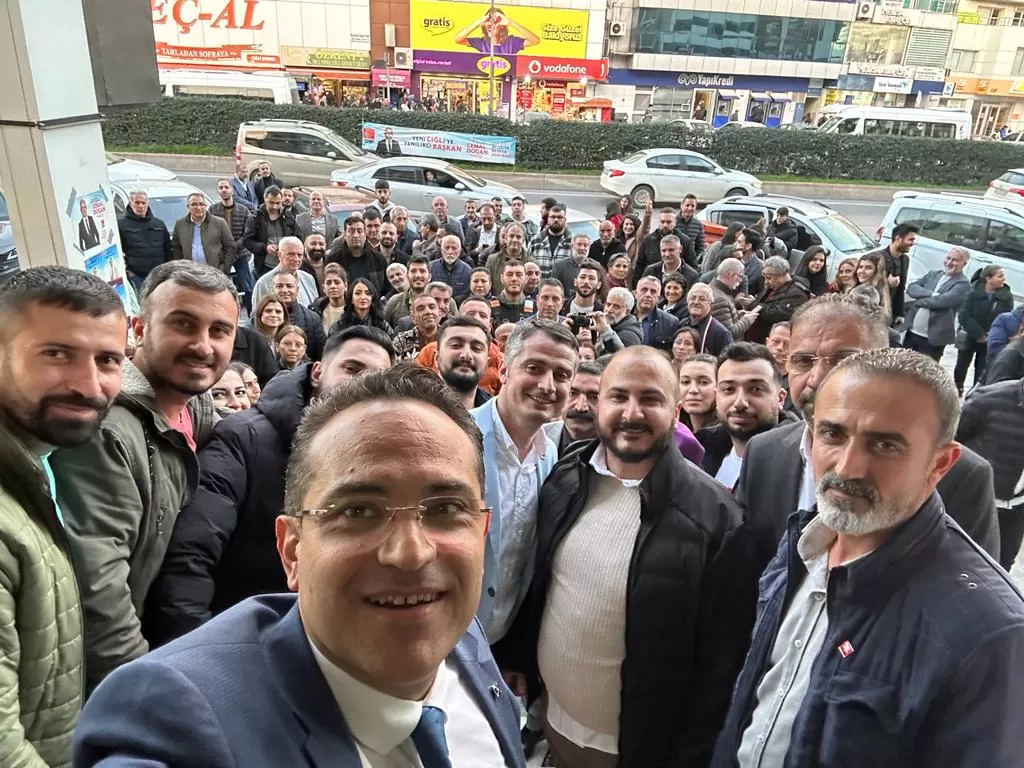 İzmir Büyükşehir Belediye Başkan Aday Adayı Olgun Atila, Çiğli ziyaretinde coşkulu bir kalabalık tarafından karşılandı.