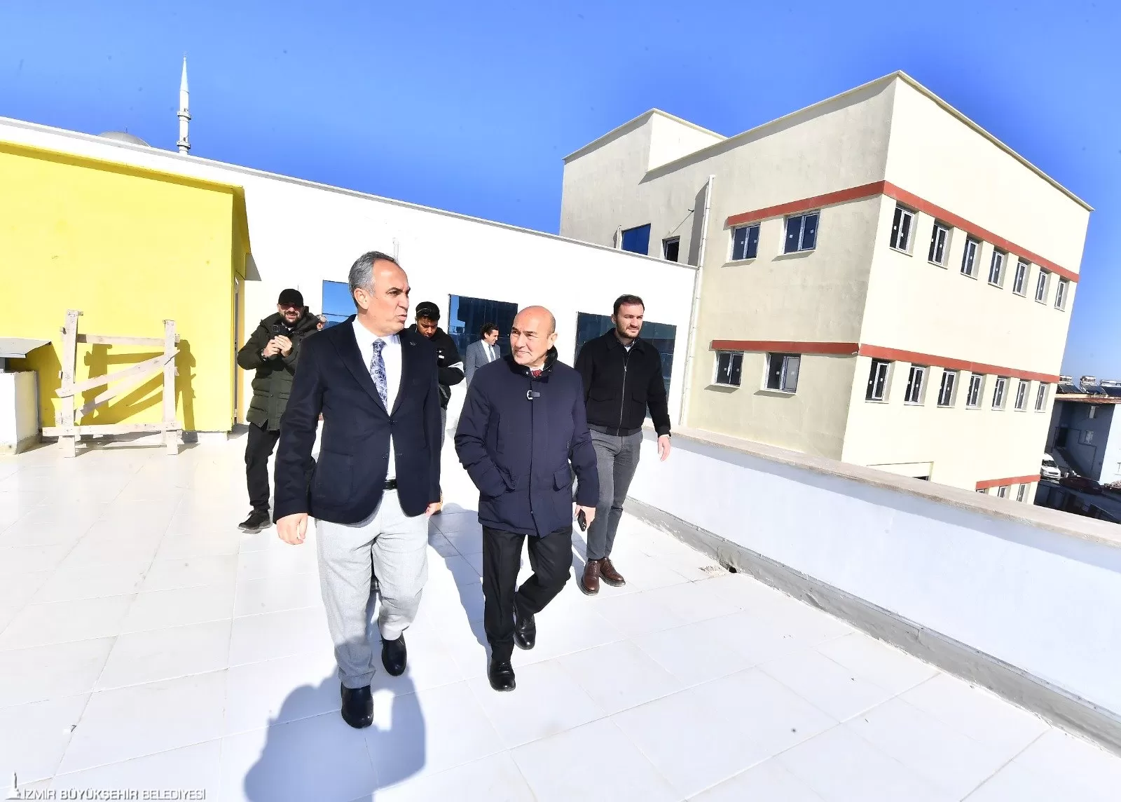 İzmir Büyükşehir Belediyesi, Uzundere Kentsel Dönüşüm Alanı'nda inşa ettiği yeni hizmet binasının yüzde 90'ını tamamladı.