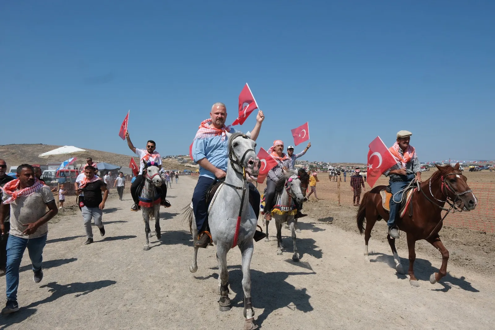 Menemen'de geleneksel rahvan at yarışları 10. kez düzenlenecek. Türkiye'nin dört bir yanından gelen atlar ve biniciler, Seyrek Arena'da kıyasıya mücadele edecek.