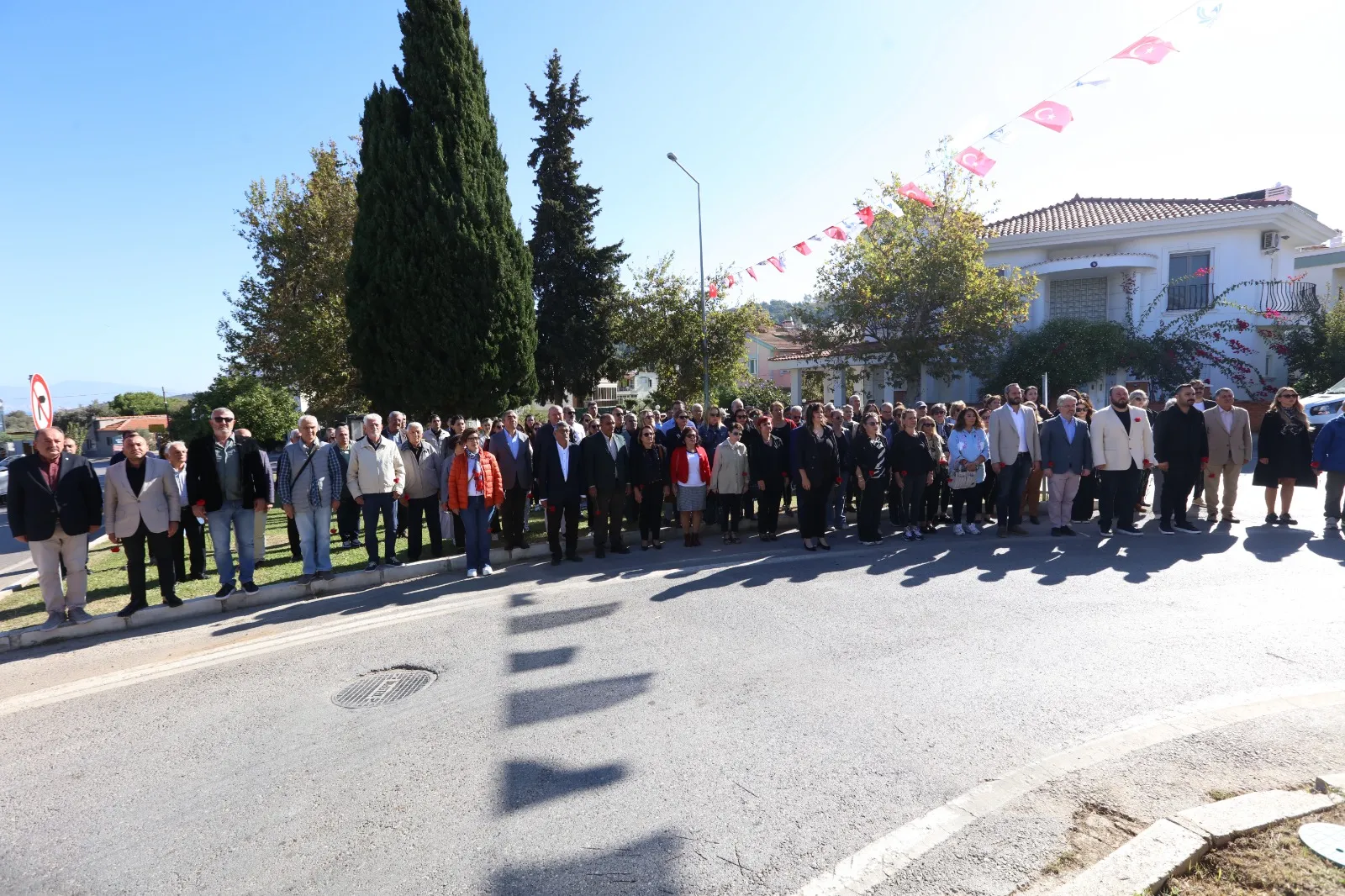 Eski Kültür Bakanı ve akademisyen Prof. Dr. Ahmet Taner Kışlalı, katledilişinin 25. yılında Güzelbahçe’deki büstü önünde anıldı.