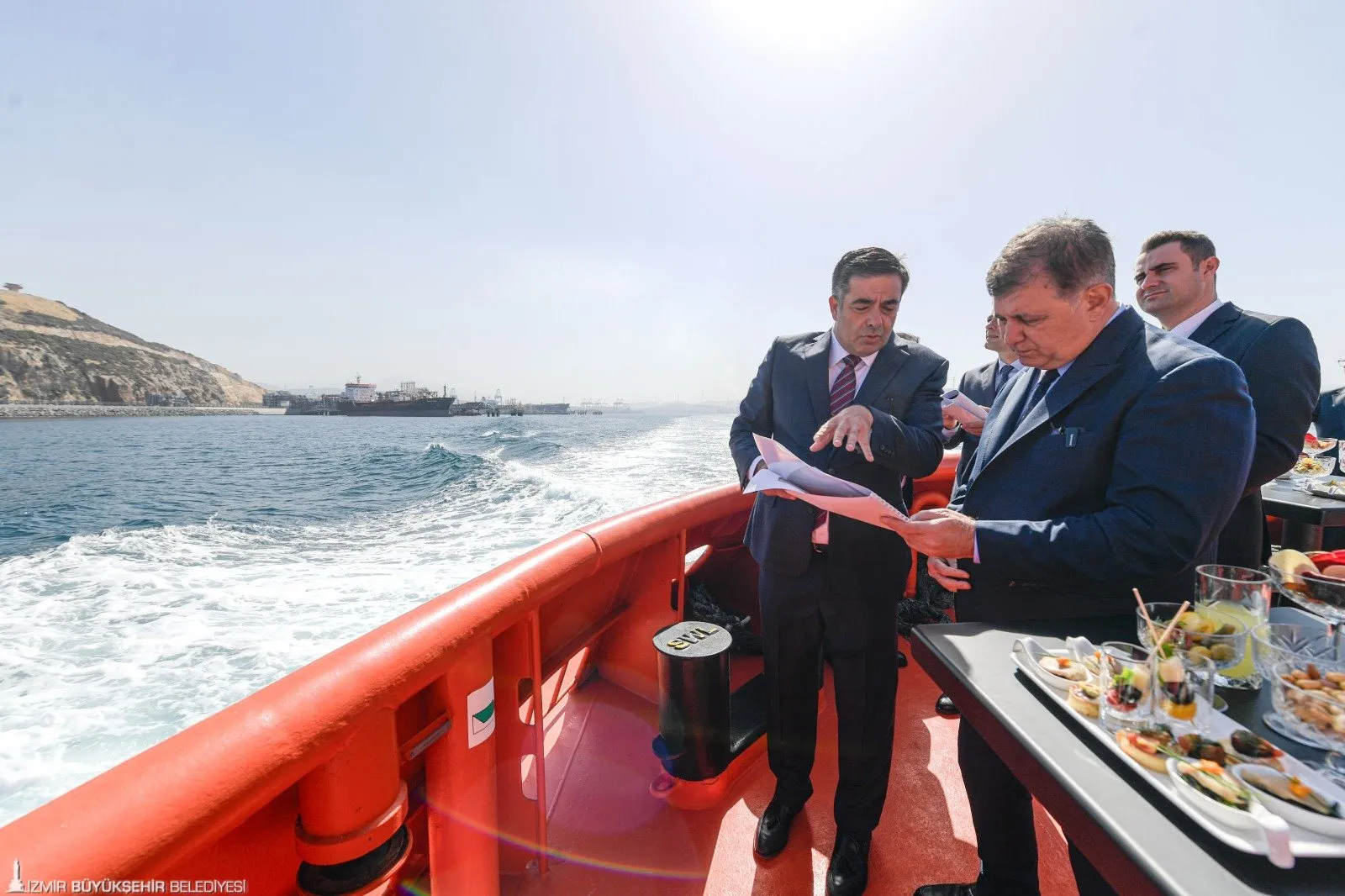  İzmir Büyükşehir Belediye Başkanı Cemil Tugay, Türkiye'nin en büyük ihracat merkezlerinden biri olan Aliağa limanlarını ziyaret etti. 