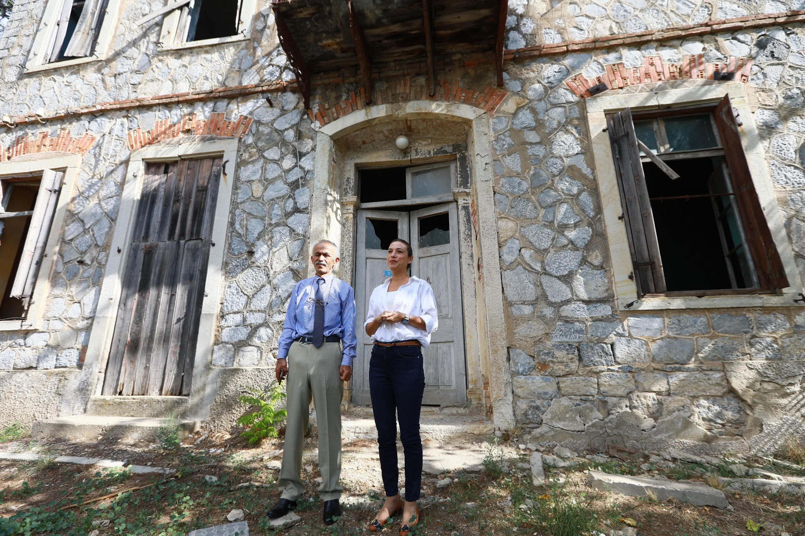 Efes Selçuk Belediye Başkanı Filiz Ceritoğlu Sengel, Gazi Mustafa Kemal Atatürk’ün 1937’de konakladığı Atatürk Evi’nin acilen restore edilmesi gerektiğini belirtti.