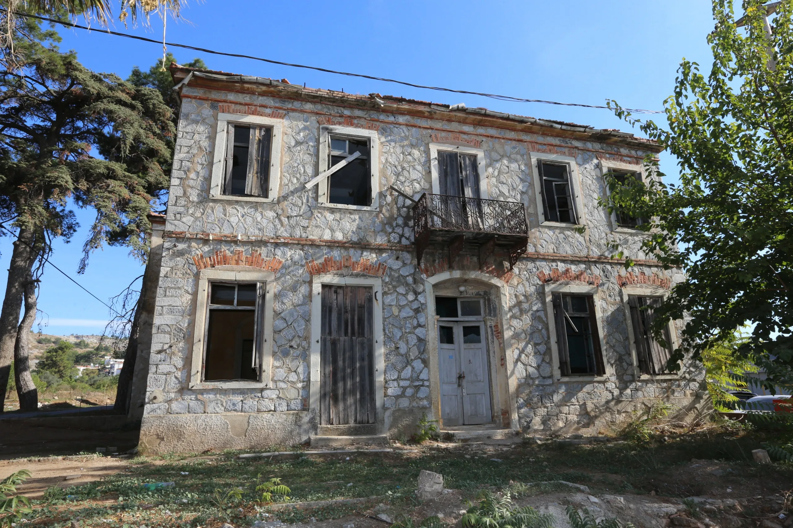 Efes Selçuk Belediye Başkanı Filiz Ceritoğlu Sengel, Gazi Mustafa Kemal Atatürk’ün 1937’de konakladığı Atatürk Evi’nin acilen restore edilmesi gerektiğini belirtti.