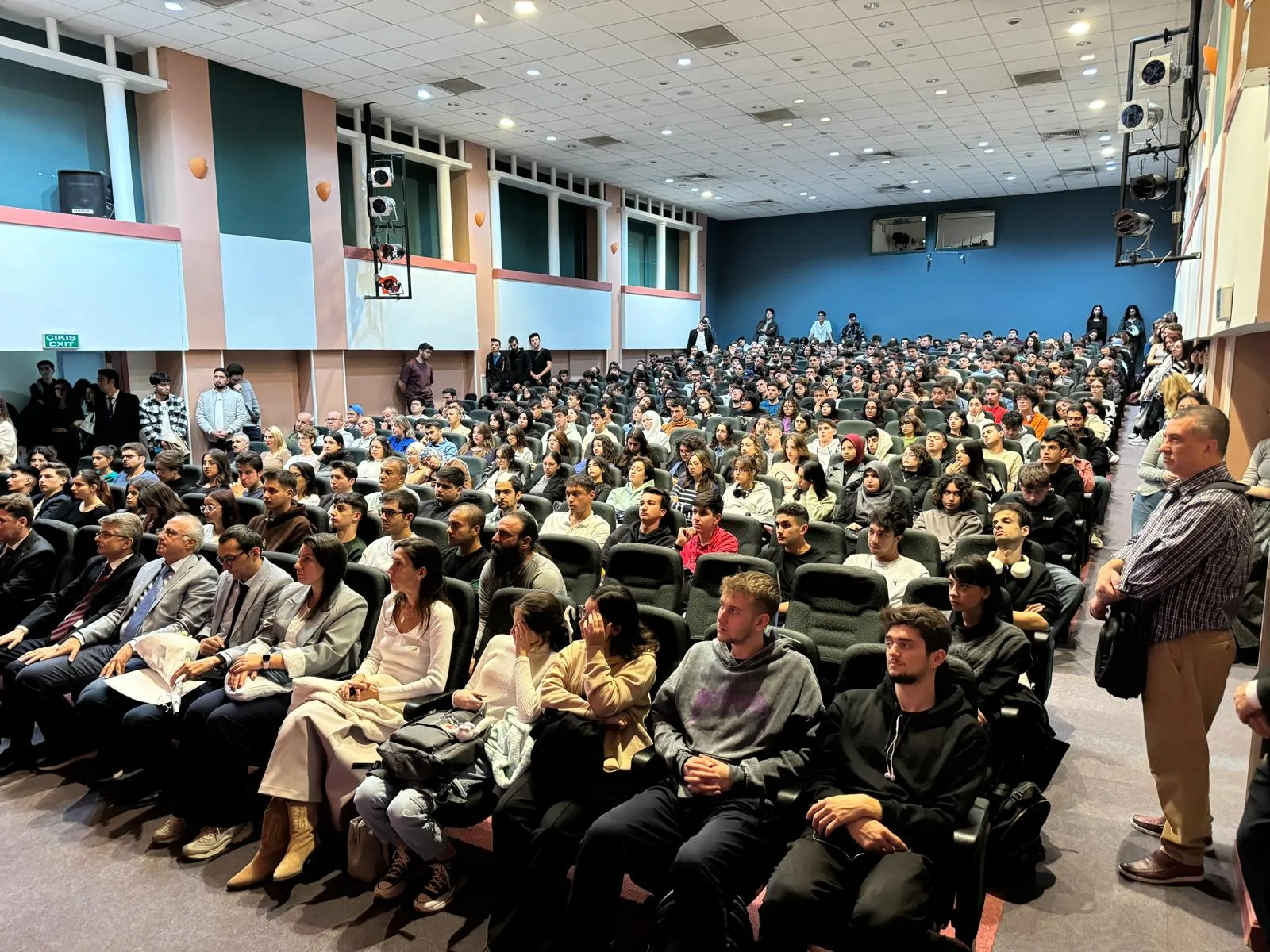 Ege Üniversitesi, “Cumhuriyet ve Atatürk Günleri” etkinlikleri çerçevesinde “Atatürk, Milli Egemenlik ve Cumhuriyet” konulu bir konferans düzenledi.