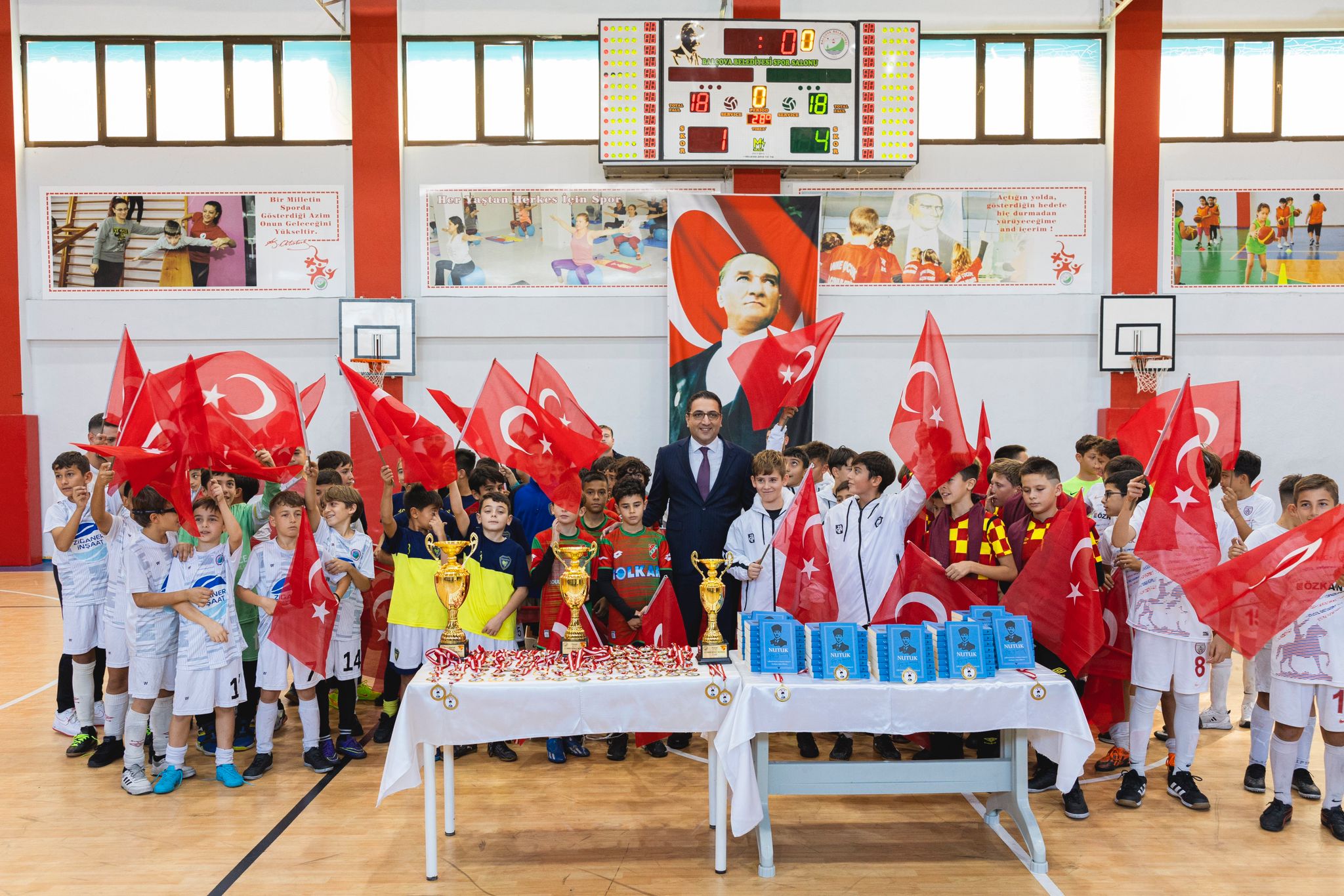 Balçova’da Cumhuriyet Bayramı'nın ilk gününde, Atatürk Anıtı’na çelenk sunma töreniyle başlayan kutlamalar, U12 Futsal Turnuvası ve akşam saatlerinde düzenlenen kortej ile devam etti. 