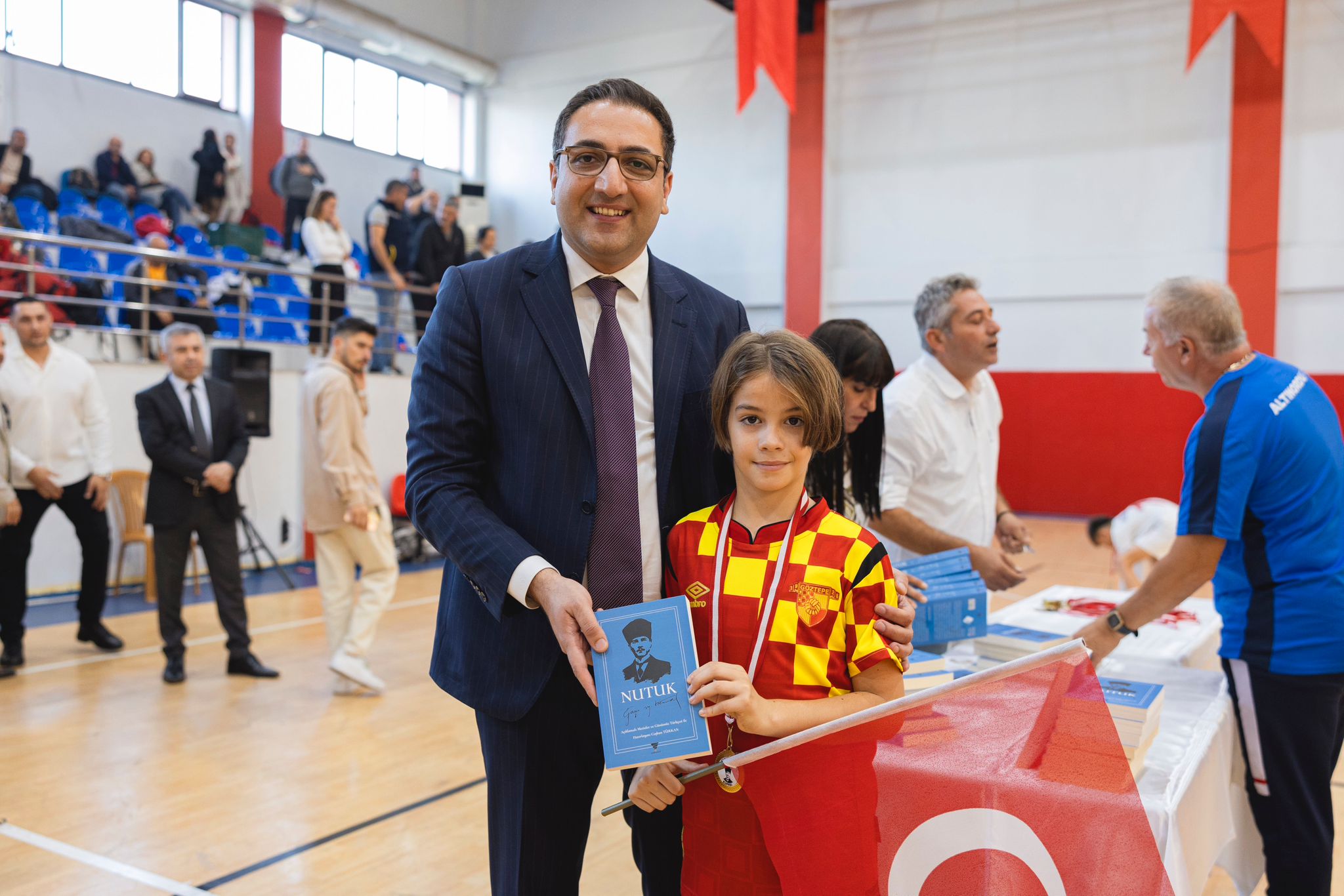 Balçova’da Cumhuriyet Bayramı'nın ilk gününde, Atatürk Anıtı’na çelenk sunma töreniyle başlayan kutlamalar, U12 Futsal Turnuvası ve akşam saatlerinde düzenlenen kortej ile devam etti. 