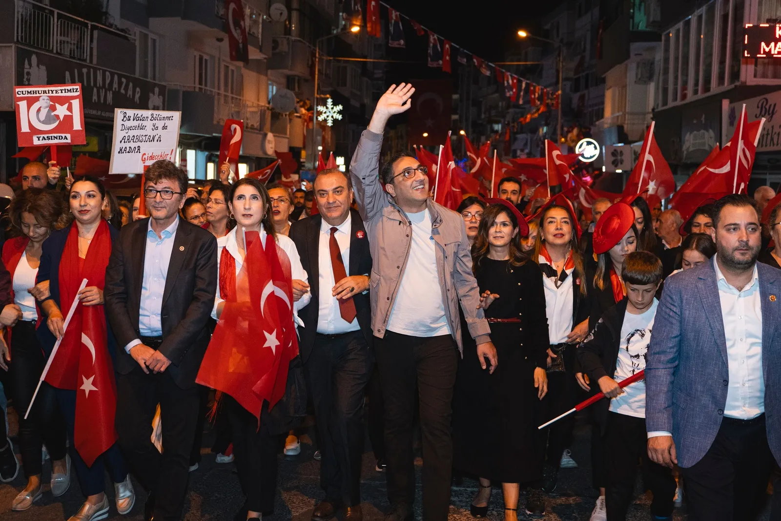 İzmir'in Balçova ilçesinde Cumhuriyet Bayramı kutlamaları büyük bir coşkuyla gerçekleştirildi. Binlerce vatandaşın katıldığı Büyük Cumhuriyet Yürüyüşü, Balçova'yı bayrak denizine çevirdi. 