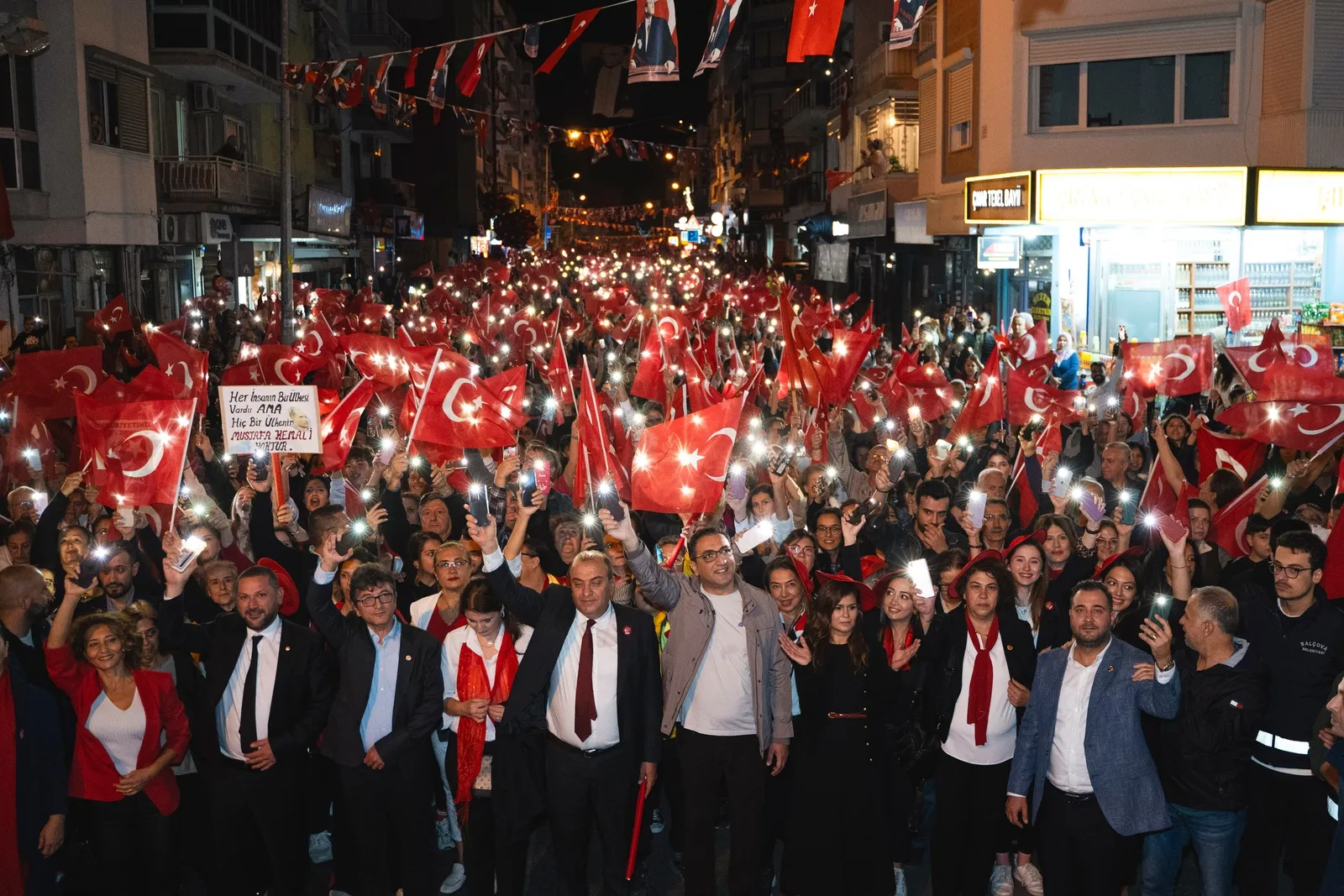 İzmir'in Balçova ilçesinde Cumhuriyet Bayramı kutlamaları büyük bir coşkuyla gerçekleştirildi. Binlerce vatandaşın katıldığı Büyük Cumhuriyet Yürüyüşü, Balçova'yı bayrak denizine çevirdi. 