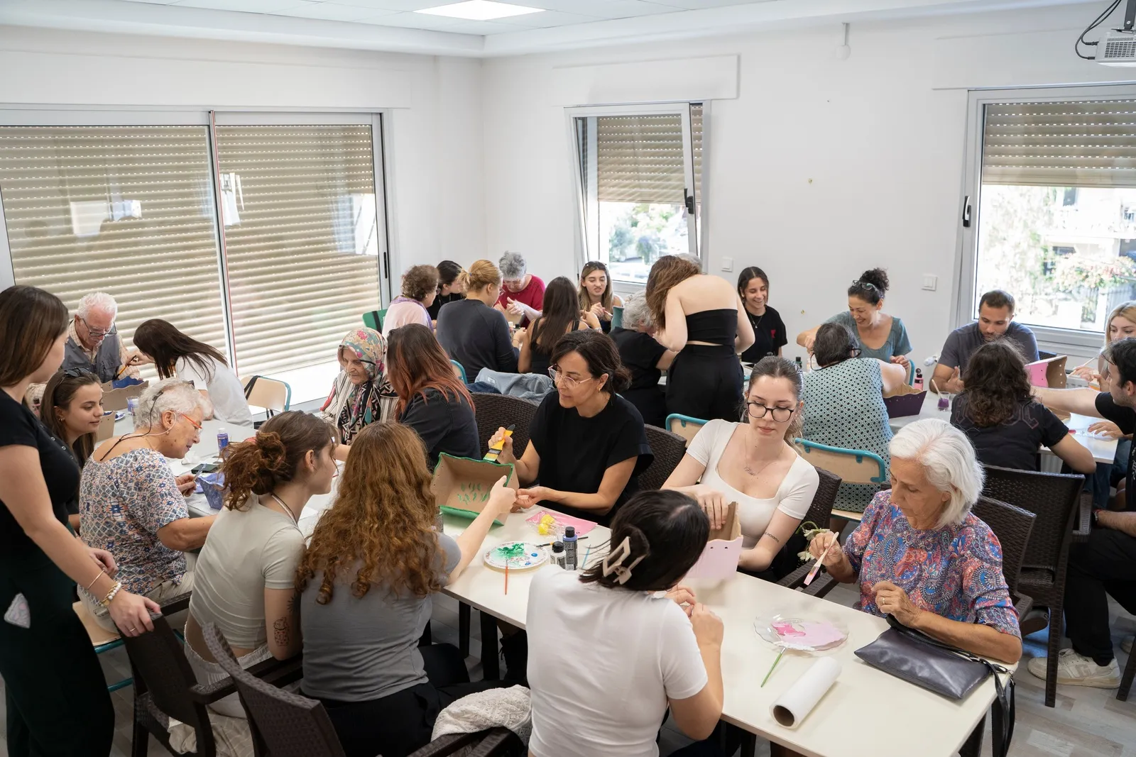 İzmir Ekonomi Üniversitesi Fizyoterapi Bölümü öğrencileri, Balçova Olgun Gençlik Merkezi'nde ileri yaş bireylerle bir araya gelerek, empati yeteneklerini geliştiriyor.