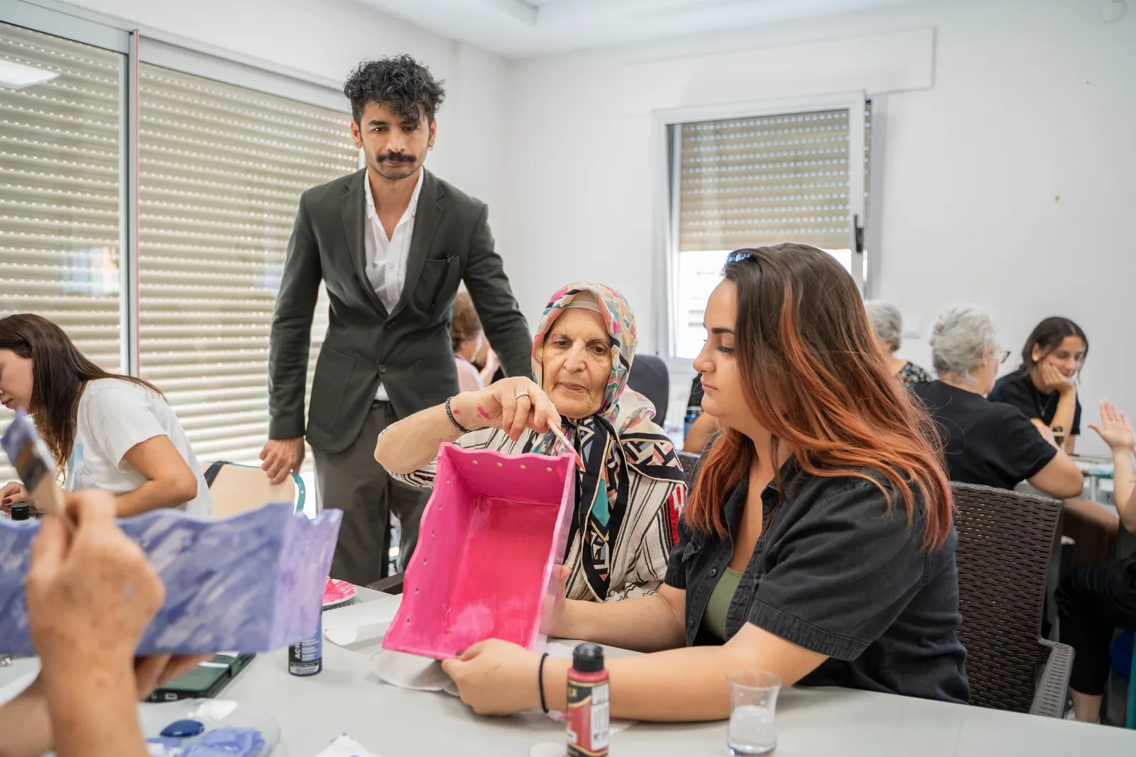 İzmir Ekonomi Üniversitesi Fizyoterapi Bölümü öğrencileri, Balçova Olgun Gençlik Merkezi'nde ileri yaş bireylerle bir araya gelerek, empati yeteneklerini geliştiriyor.