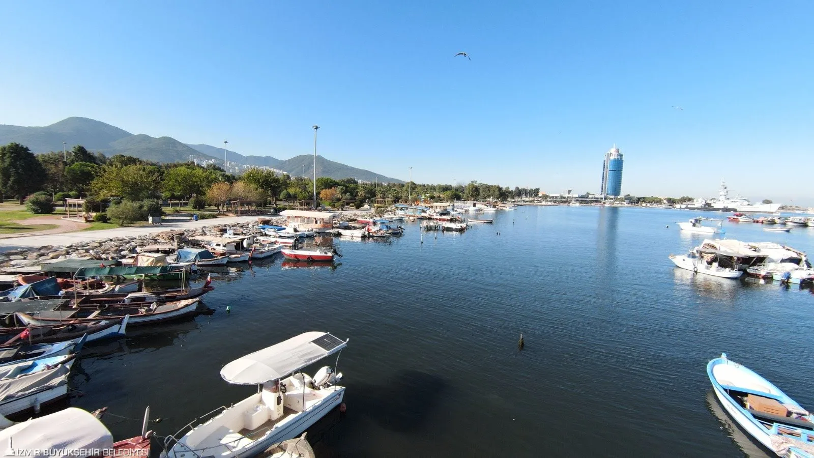 İzmir Büyükşehir Belediyesi, Balçova İnciraltı sahilinde izinsiz oluşturulan iskele, baraka ve kulübeleri kaldırarak çevre ve görüntü kirliliğine son verdi.