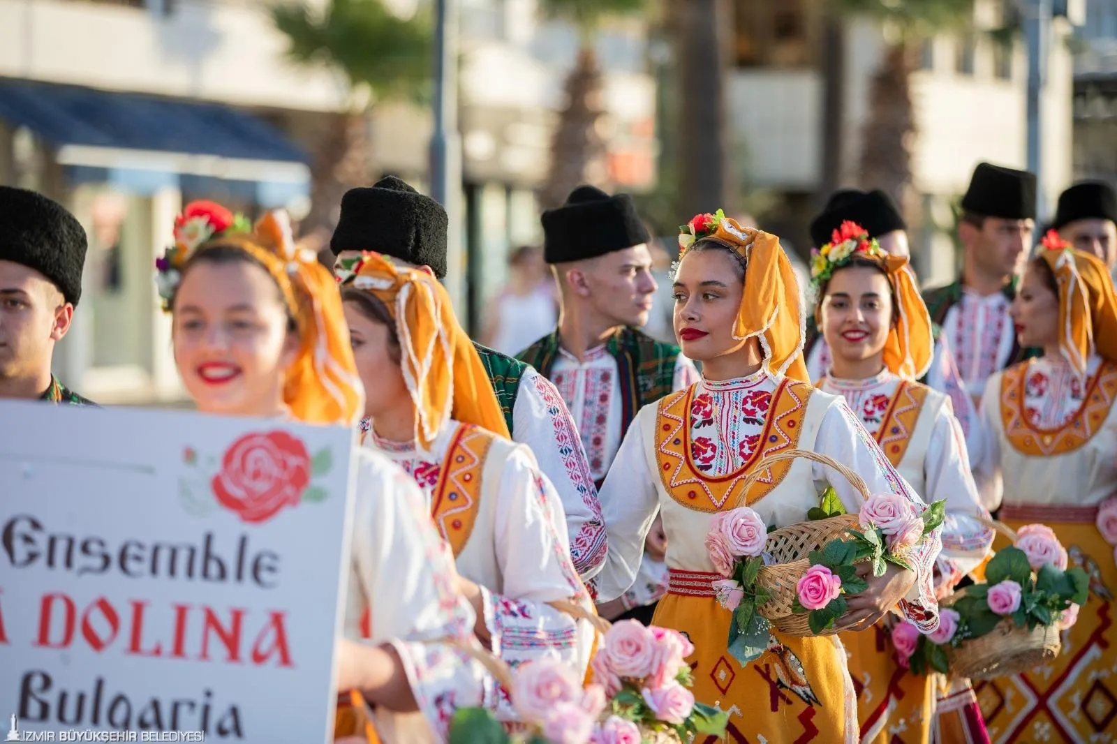 İzmir, 18. Uluslararası Balkanlılar Halk Dansları Festivali'ne ev sahipliği yapıyor. Başkan Cemil Tugay'ın da katıldığı açılış töreninde, Balkanların renkli kültürleri bir araya geldi. 