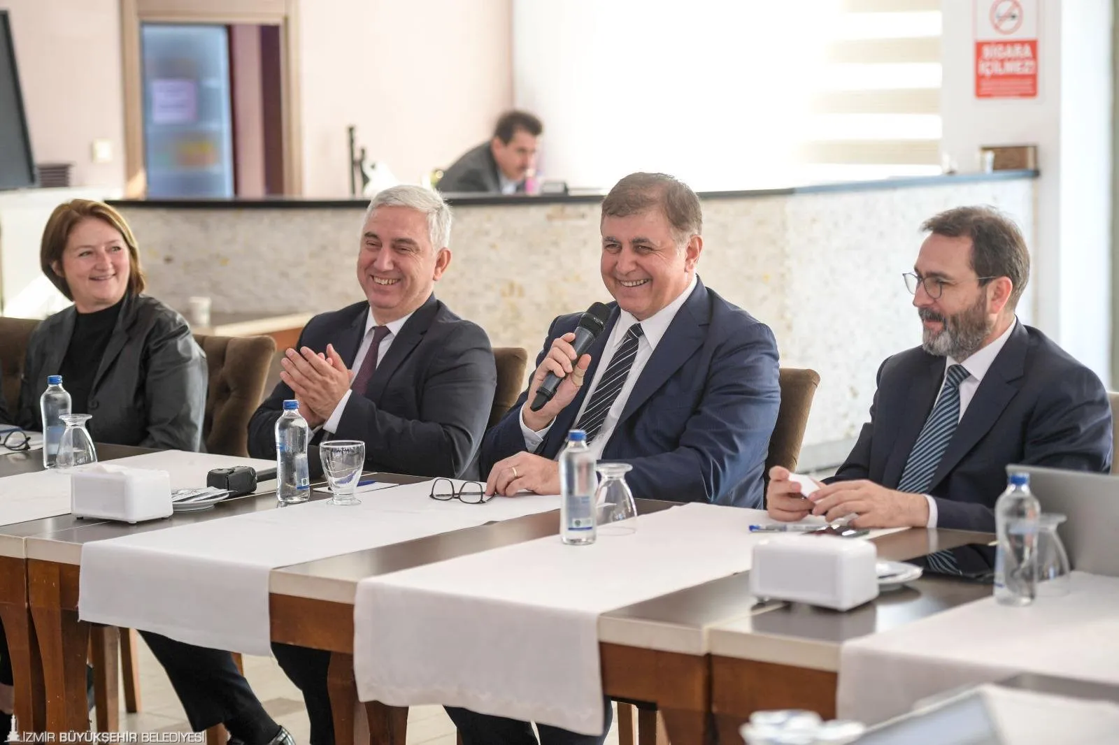 İzmir Büyükşehir Belediye Başkanı Dr. Cemil Tugay, Bergama'da düzenlediği koordinasyon toplantısında ilçenin ihtiyaçlarını değerlendirdi.