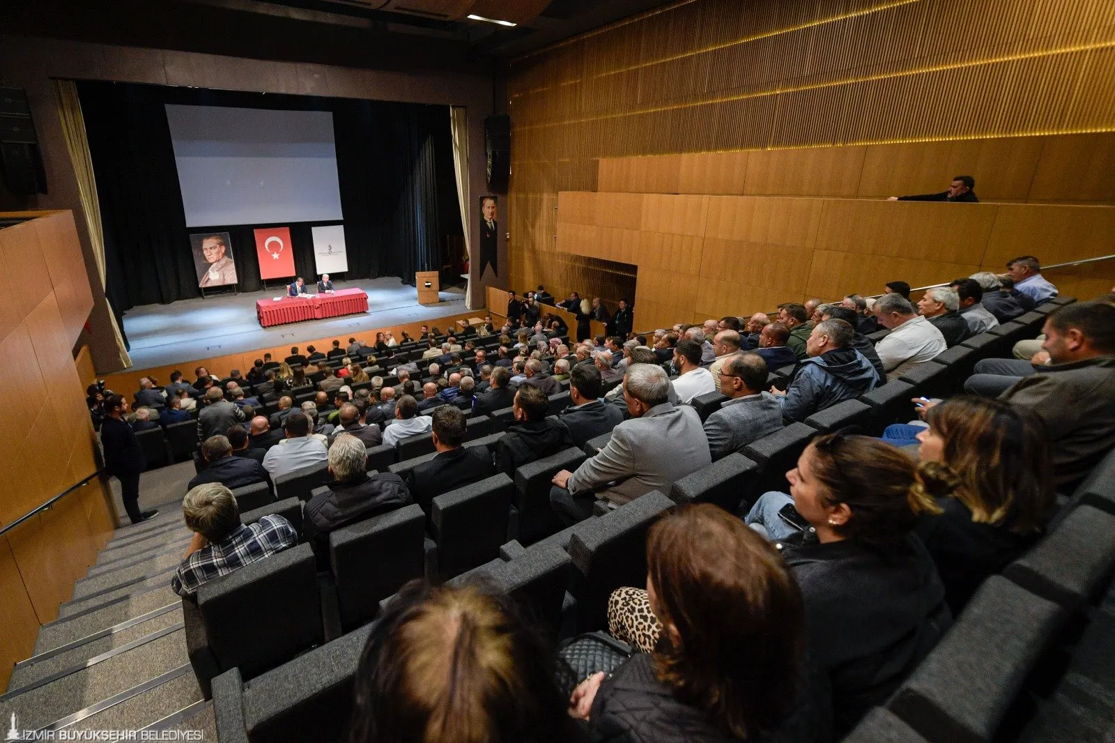 İzmir Büyükşehir Belediye Başkanı Dr. Cemil Tugay, Bergama'da düzenlediği koordinasyon toplantısında ilçenin ihtiyaçlarını değerlendirdi.