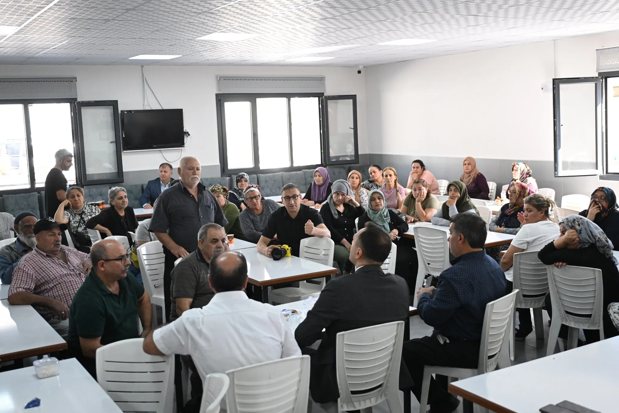 Bornova Belediye Başkanı Ömer Eşki, Naldöken'de düzenlenen mahalle toplantısında vatandaşların sorunlarını dinledi.