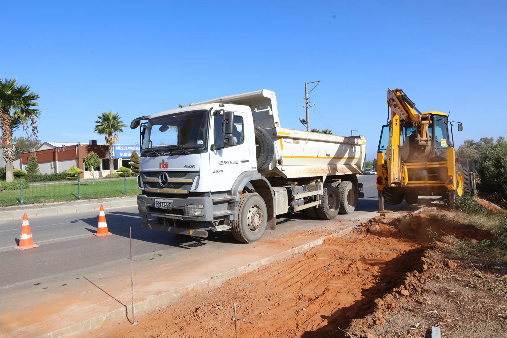 Güzelbahçe Belediyesi, İstikbal Caddesi'ni yaya ve bisiklet dostu bir hale getirmek için kolları sıvadı. 