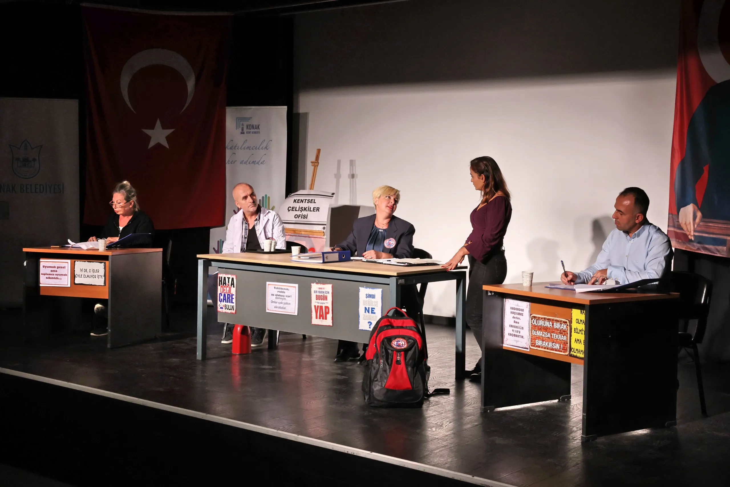 İzmir depreminde hayatını kaybedenler anısına Konak’ta düzenlenen etkinlikte konuşan Başkan Mutlu, afetlere dirençli kentler oluşturmak için bilime dayalı dönüşüm çağrısında bulundu.