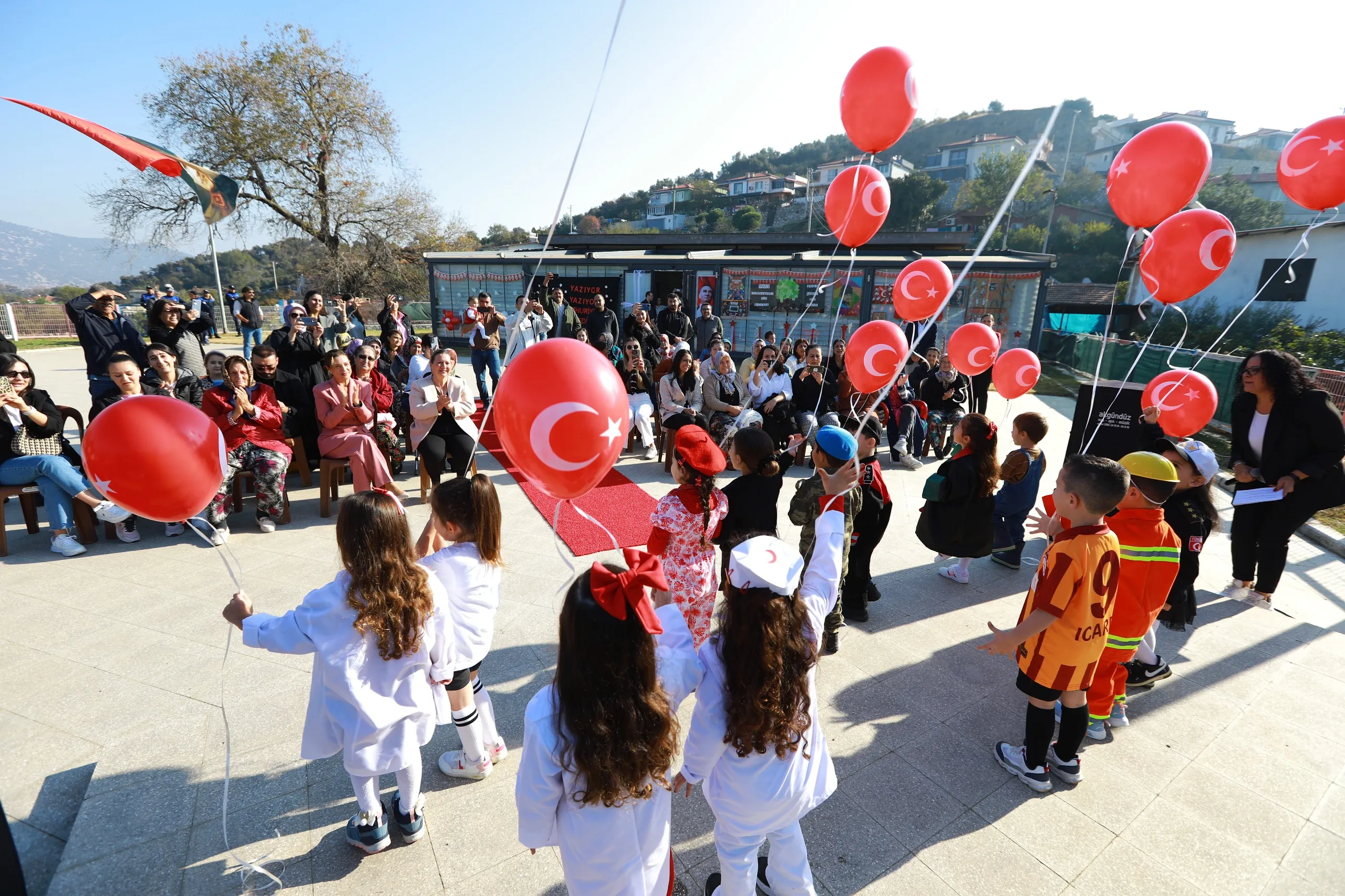 Efes Selçuk'ta 29 Ekim Cumhuriyet Bayramı'nda Başkan Filiz Ceritoğlu Sengel, çocukların eğitimine yönelik projelerin önemine vurgu yaptı ve yeni atölye açılışlarını duyurdu.