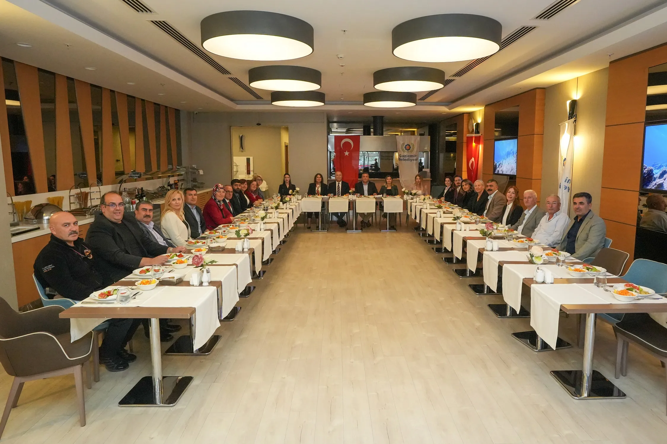 Gaziemir Belediye Başkanı Ünal Işık, Muhtarlar Günü kapsamında ilçedeki 16 mahallenin muhtarıyla bir araya geldi.