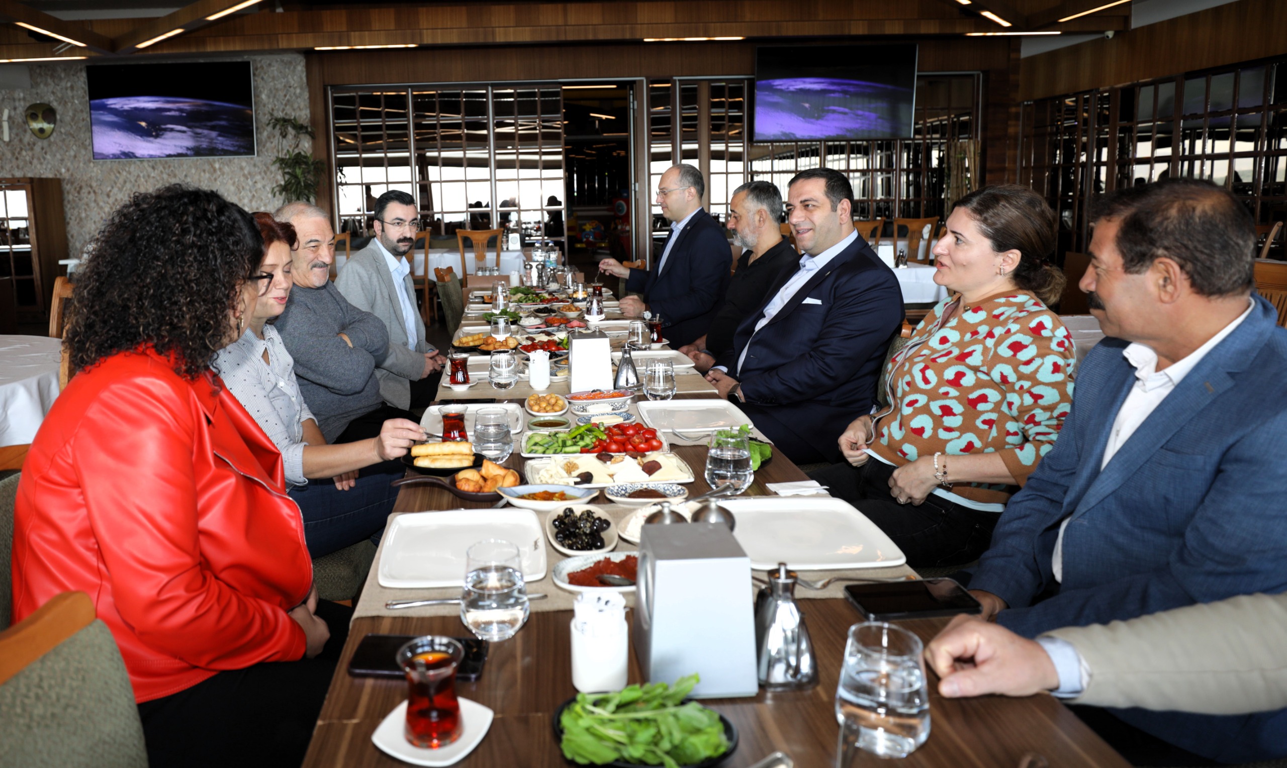 Narlıdere Belediye Başkanı, muhtarların demokrasideki önemini vurgulayarak, daha yaşanılabilir bir ilçe için iş birliği yapacaklarını belirtti.