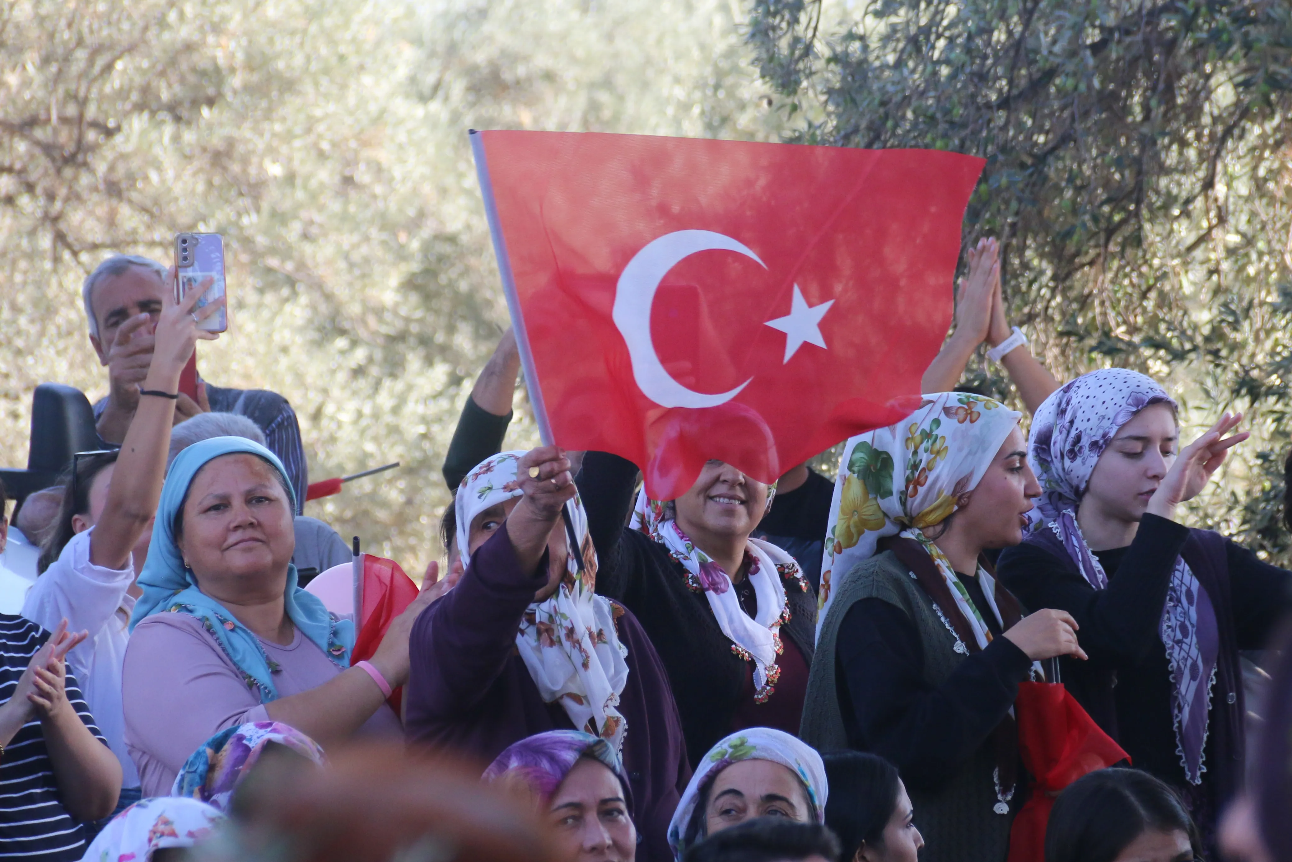 Bayındır'da 29 Ekim Cumhuriyet Bayramı kutlamaları, İzmir Büyükşehir Belediyesi'nin düzenlediği "Cumhuriyet Her Yerde" etkinliğiyle daha da renklendi.