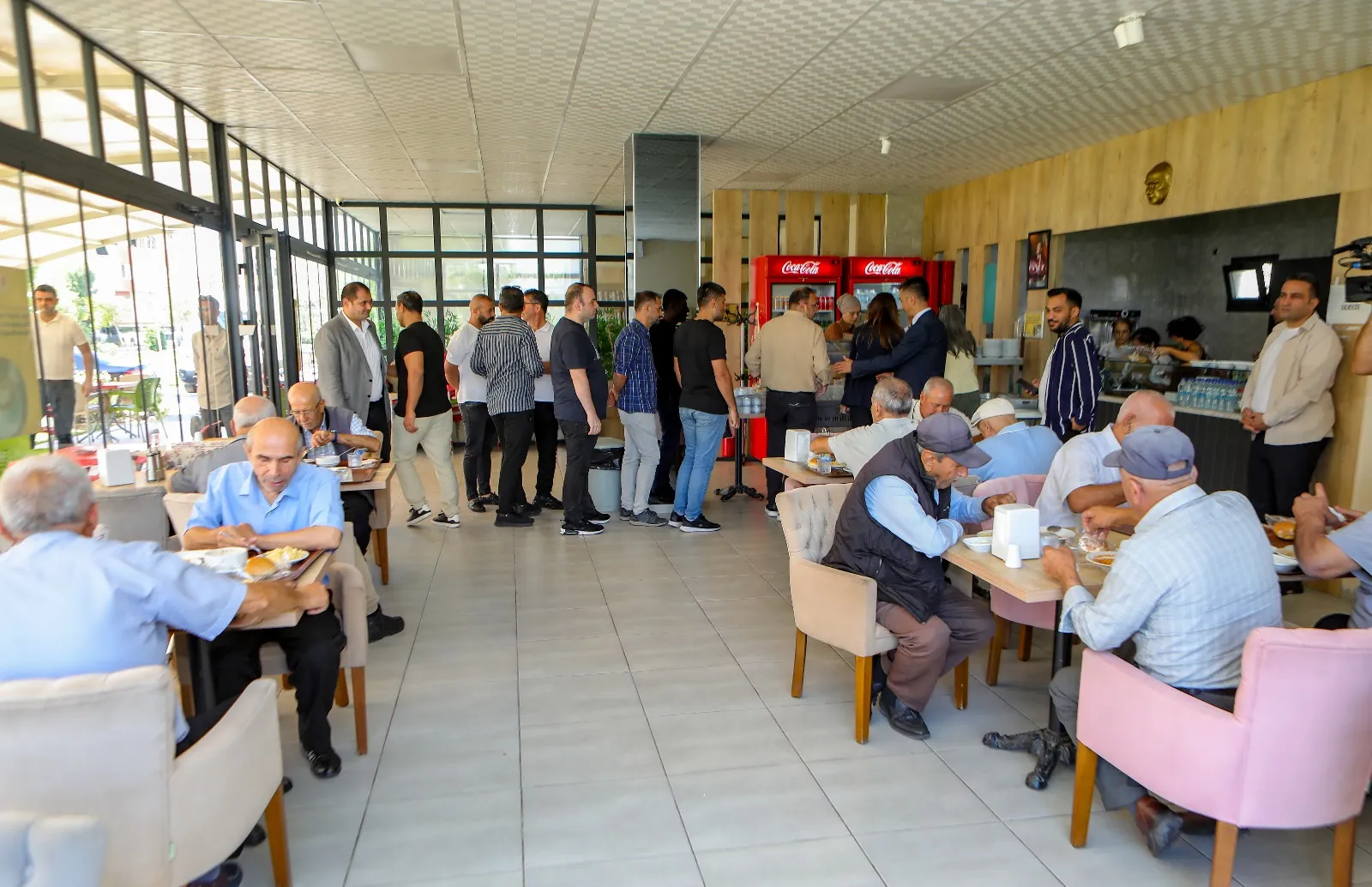 Bayraklı Belediyesi, vatandaşların sağlıklı ve uygun fiyatlı yemeklere erişimini artırmak amacıyla Cengizhan Mahallesi'nde üçüncü kent lokantasını açtı.