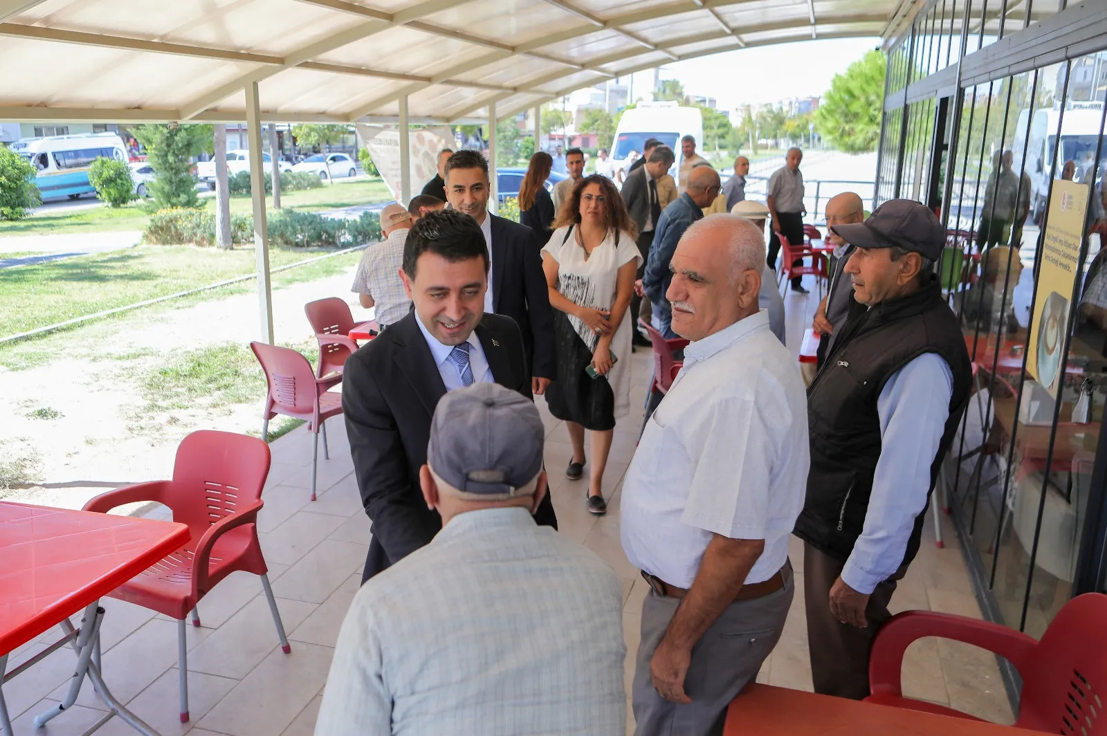 Bayraklı Belediyesi, vatandaşların sağlıklı ve uygun fiyatlı yemeklere erişimini artırmak amacıyla Cengizhan Mahallesi'nde üçüncü kent lokantasını açtı.