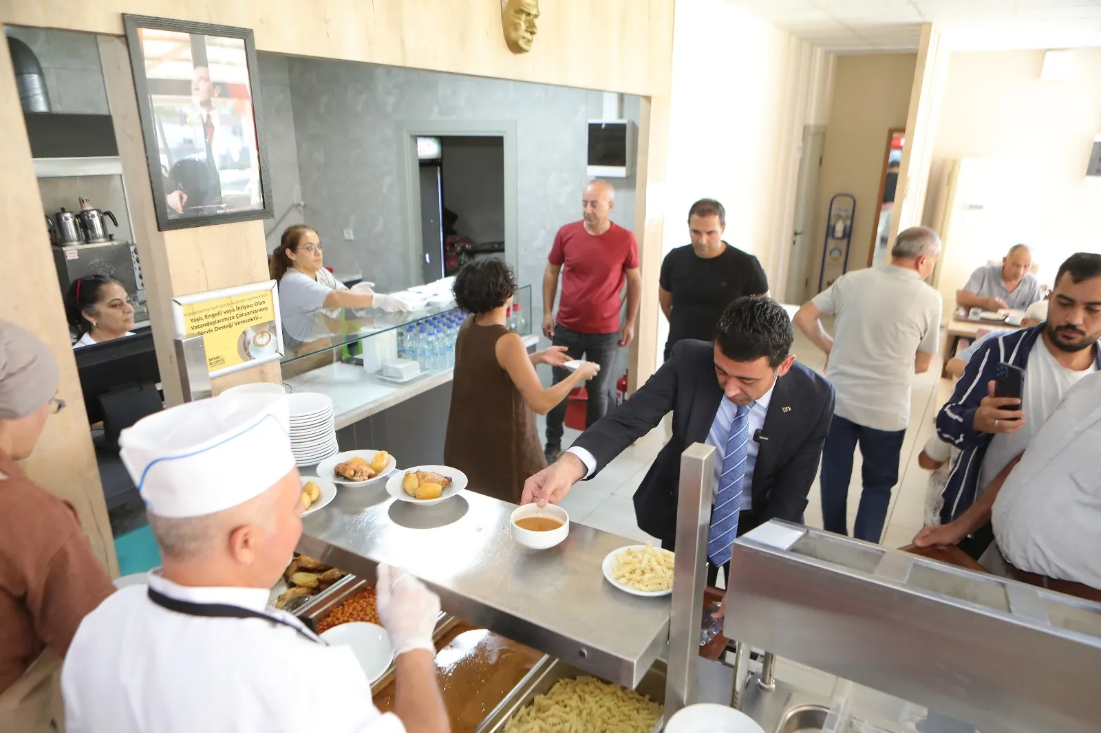 Bayraklı Belediyesi, vatandaşların sağlıklı ve uygun fiyatlı yemeklere erişimini artırmak amacıyla Cengizhan Mahallesi'nde üçüncü kent lokantasını açtı.