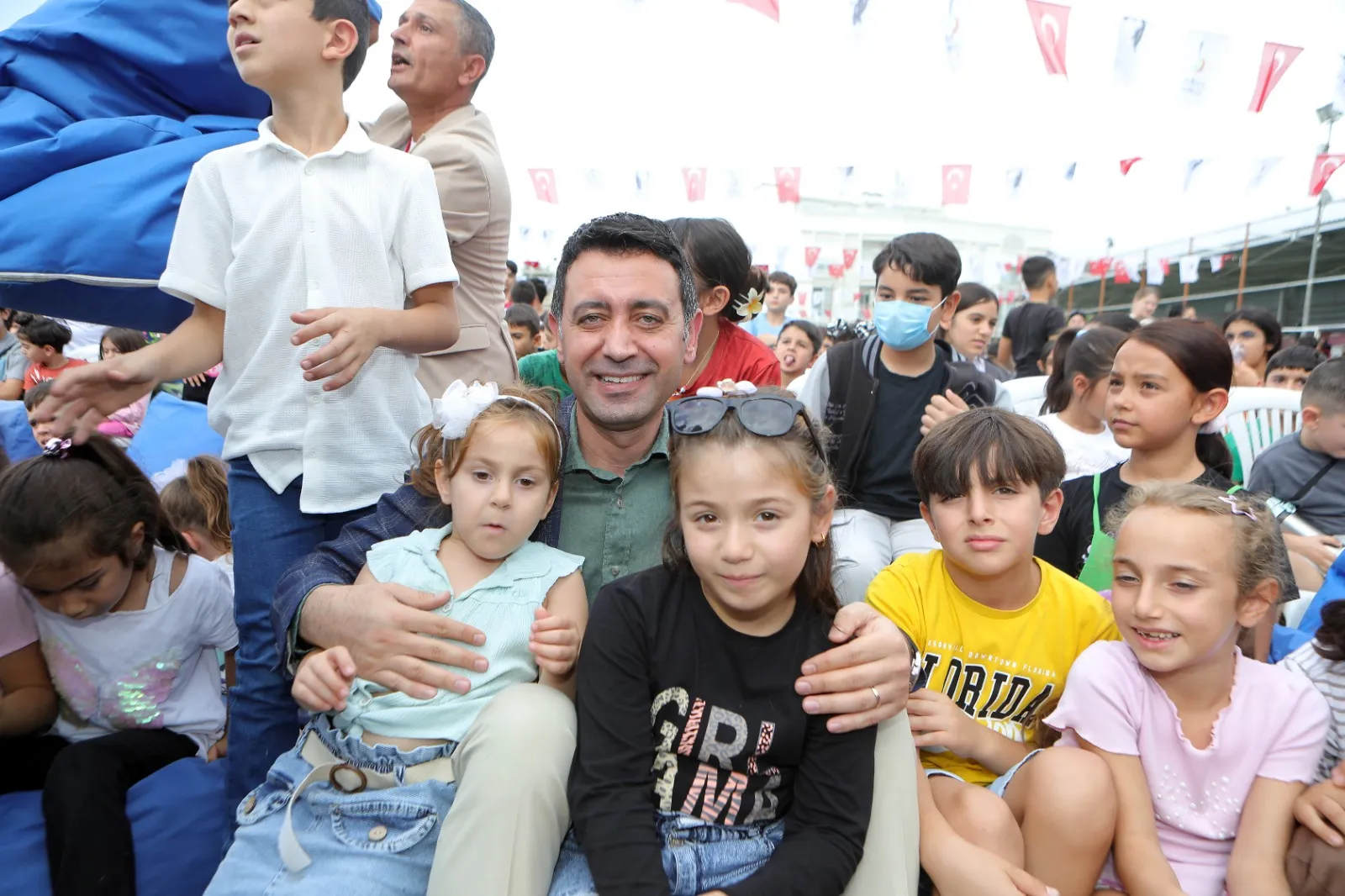 Bayraklı Belediyesi, Gümüşpala Mahallesi Pazar Yeri halı sahasında düzenlediği Mahalle Şenliği ile çocuklar ve ailelerine unutulmaz bir gün sundu. 