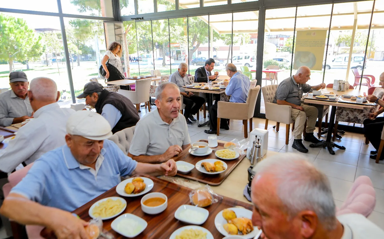 Bayraklı Belediyesi, kent lokantalarında başlattığı "Askıda Yemek" uygulamasıyla ihtiyaç sahiplerine destek olmayı sürdürüyor.