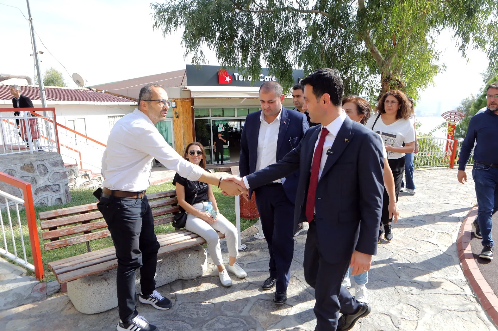 Bayraklı Belediye Başkanı İrfan Önal, ilçenin çehresini değiştirmek için başlattığı kentsel dönüşüm çalışmalarında önemli adımlar atıyor.