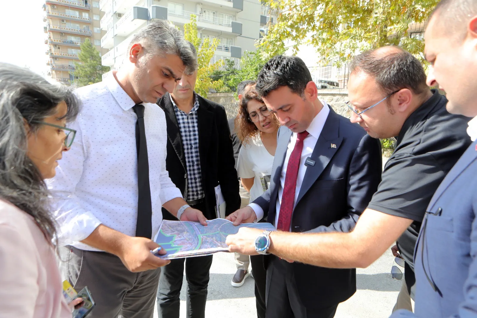 Bayraklı Belediye Başkanı İrfan Önal, ilçenin çehresini değiştirmek için başlattığı kentsel dönüşüm çalışmalarında önemli adımlar atıyor.