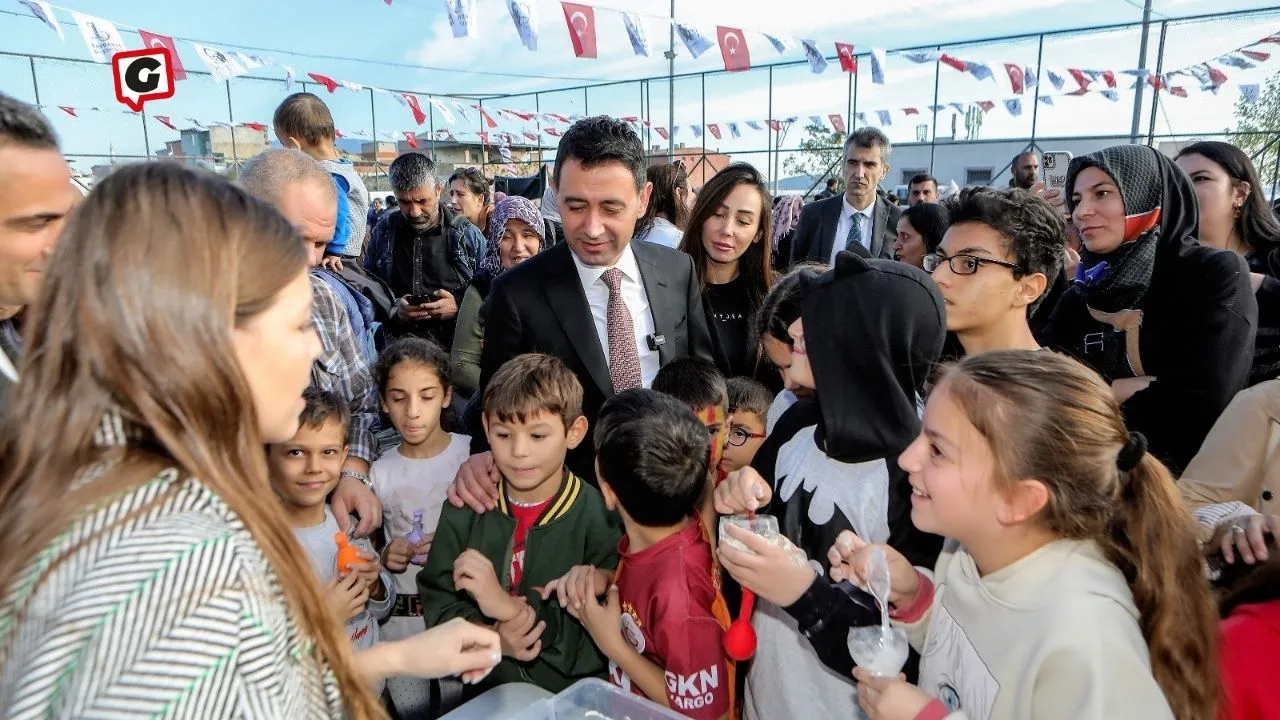 Bayraklı Mahalle Şenliği'nde Çocuklar Eğlencenin Tadını Çıkarıyor