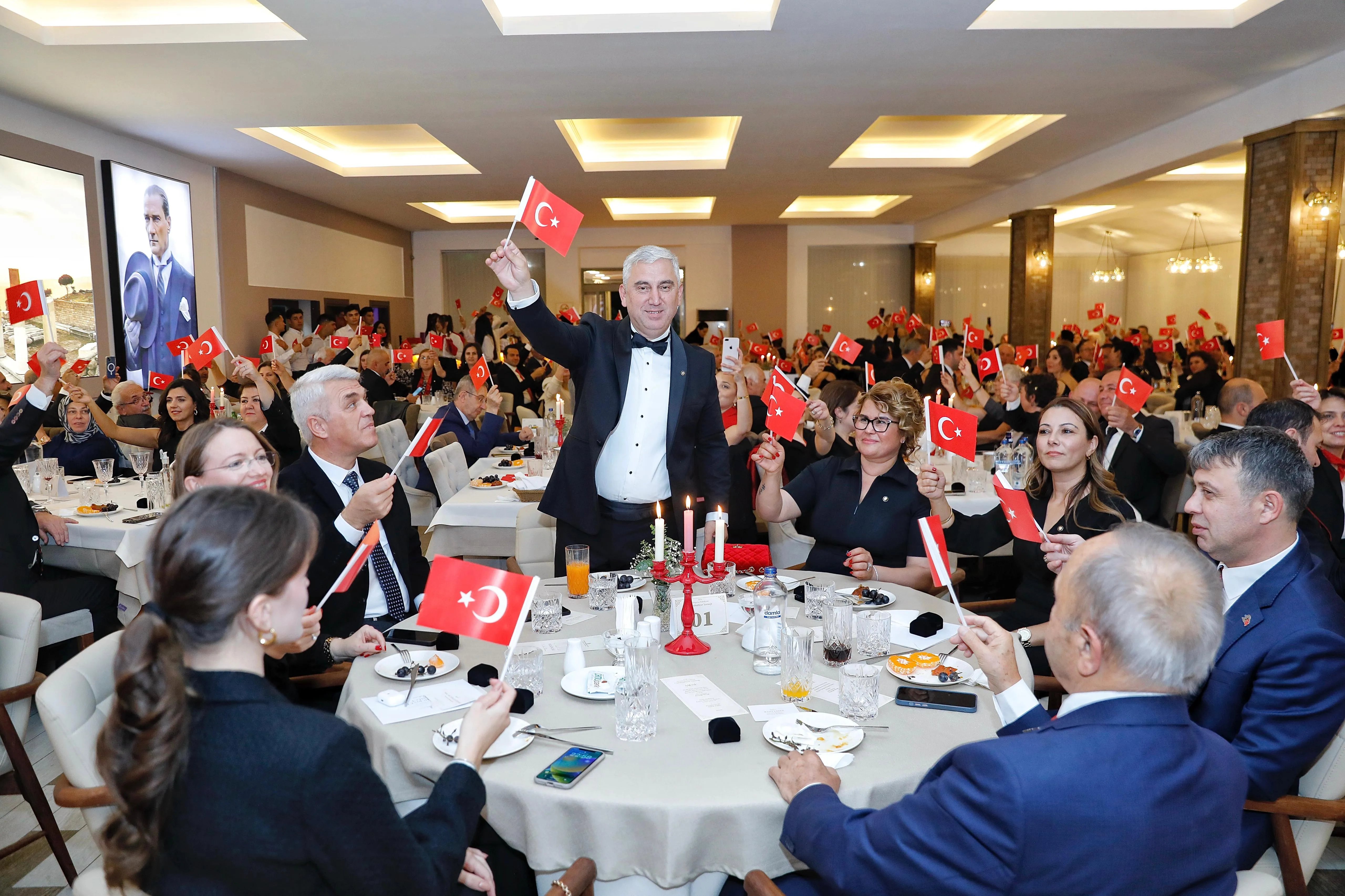 Bergama'da düzenlenen görkemli Cumhuriyet Bayramı kutlamalarında vatandaşlar coşkuyla kutladı. Konserler, gösteriler ve törenlerle dolu dolu geçen kutlamalarda Bergamalılar unutulmaz anlar yaşadı.