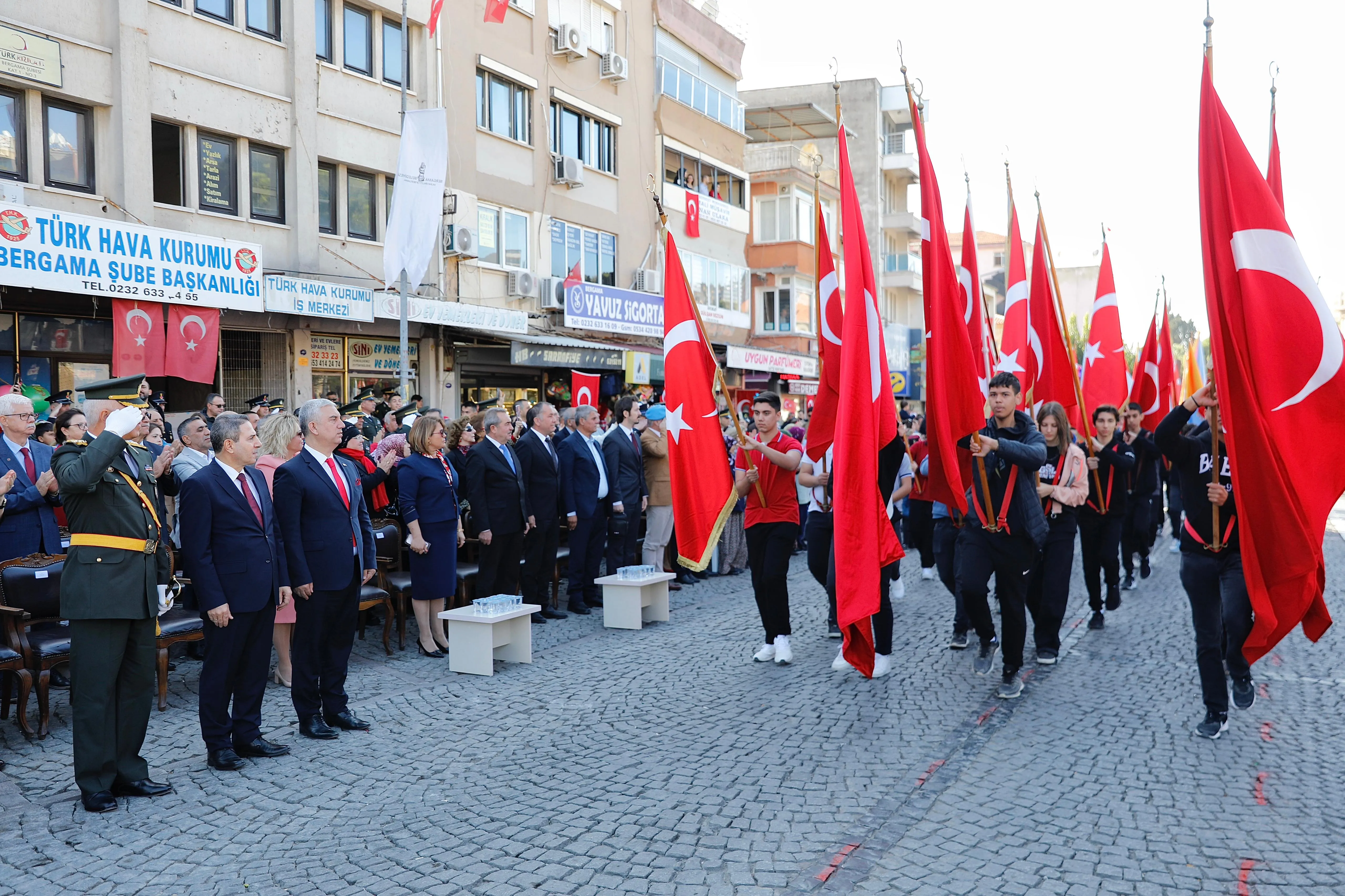 Bergama'da düzenlenen görkemli Cumhuriyet Bayramı kutlamalarında vatandaşlar coşkuyla kutladı. Konserler, gösteriler ve törenlerle dolu dolu geçen kutlamalarda Bergamalılar unutulmaz anlar yaşadı.