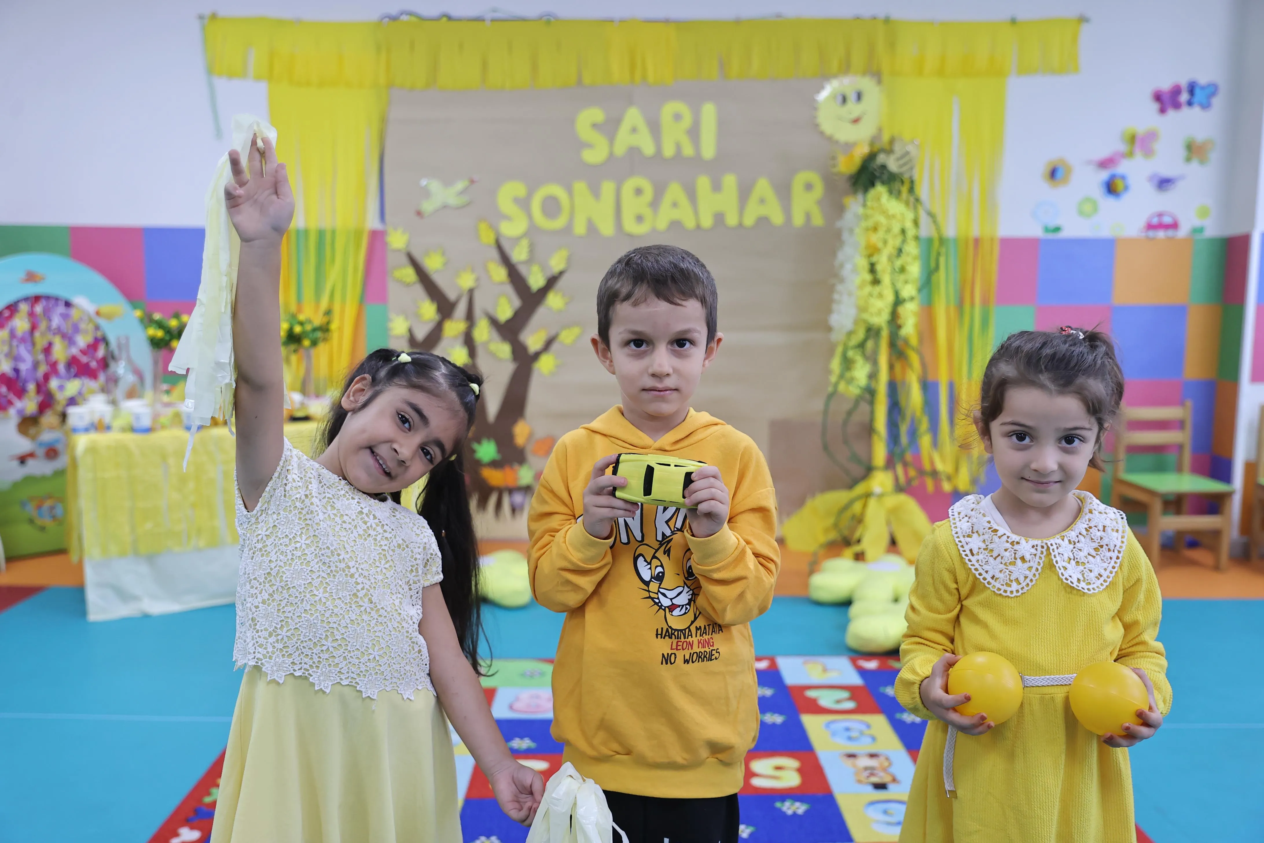 Konak Belediyesi'nin Mutlu Çocuklar Oyun Evleri'nde düzenlenen "Sarı Sonbahar" temalı etkinlikte minikler eğlenceli oyunlarla mevsimi keşfetti.