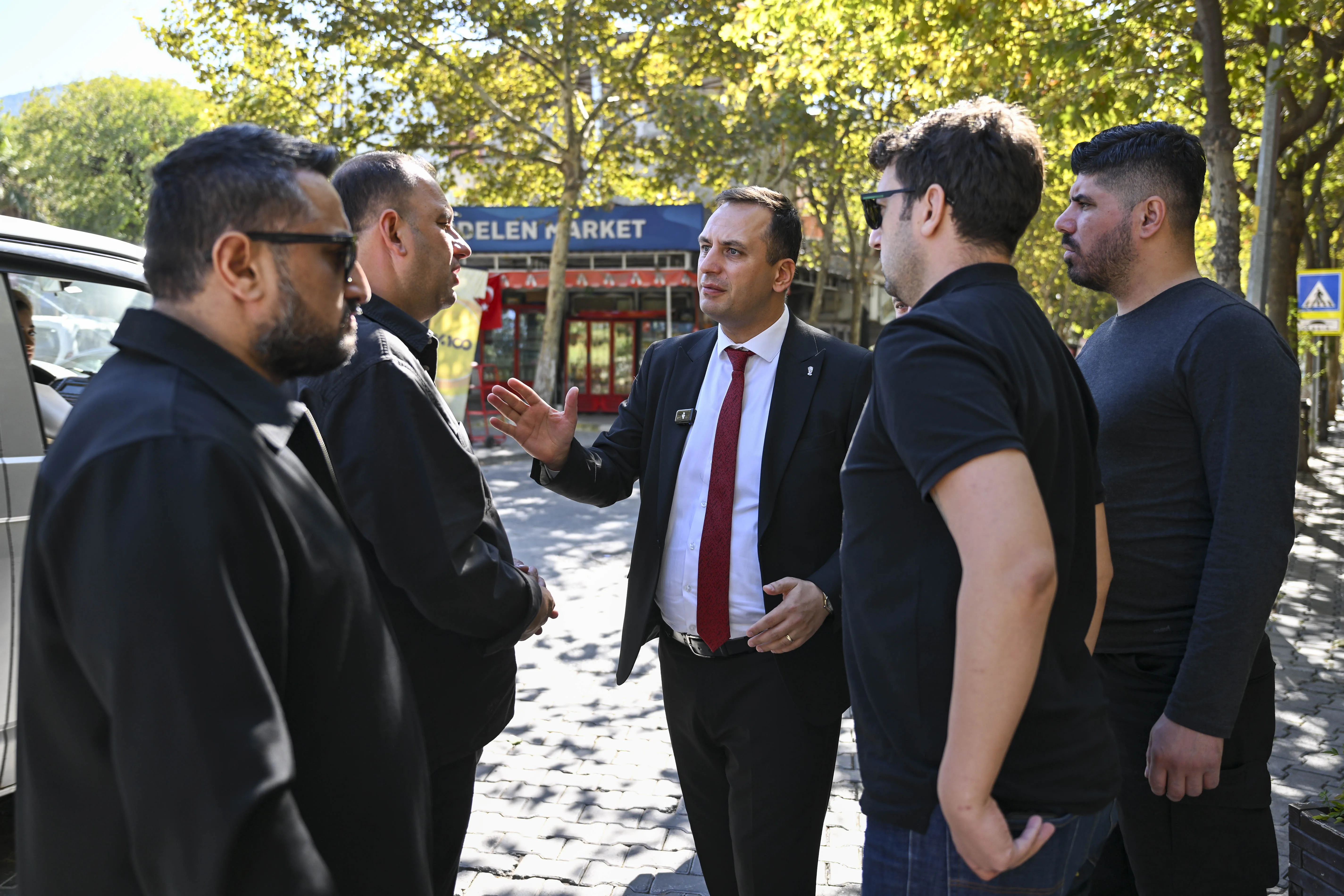 Bornova Belediyesi, ilçe genelindeki asfalt serim çalışmaları kapsamında Pınar Caddesi’ni yenileyerek Gürpınar Mahallesi’ndeki toprak yolları asfaltlayacak.