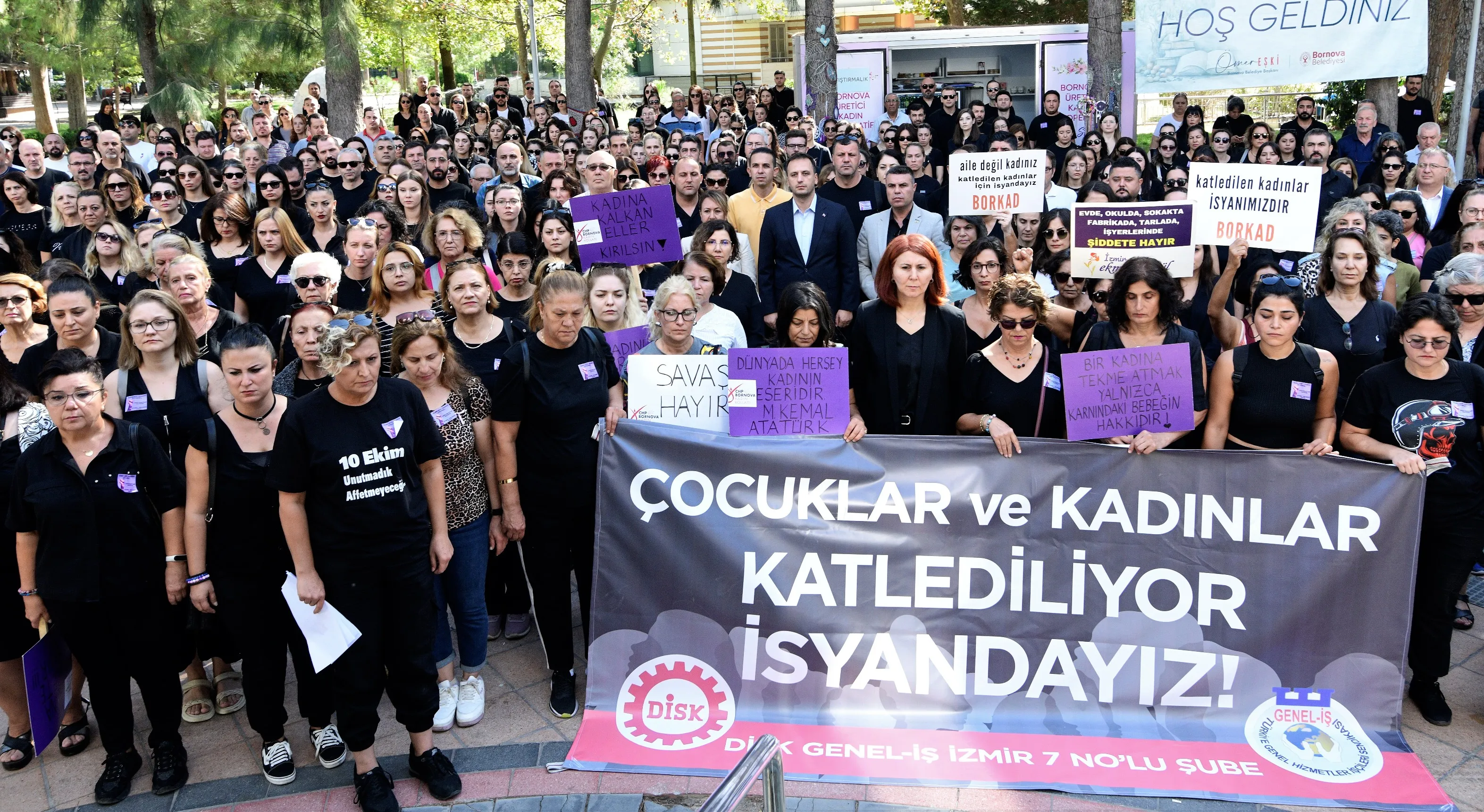 Ankara Garı Katliamı'nın 9. yılında Bornova Belediyesi'nin kadın çalışanları, şiddete ve cinsel tacize karşı düzenlediği yürüyüşte İstanbul Sözleşmesi'nin yeniden yürürlüğe girmesi çağrısı yapıldı.