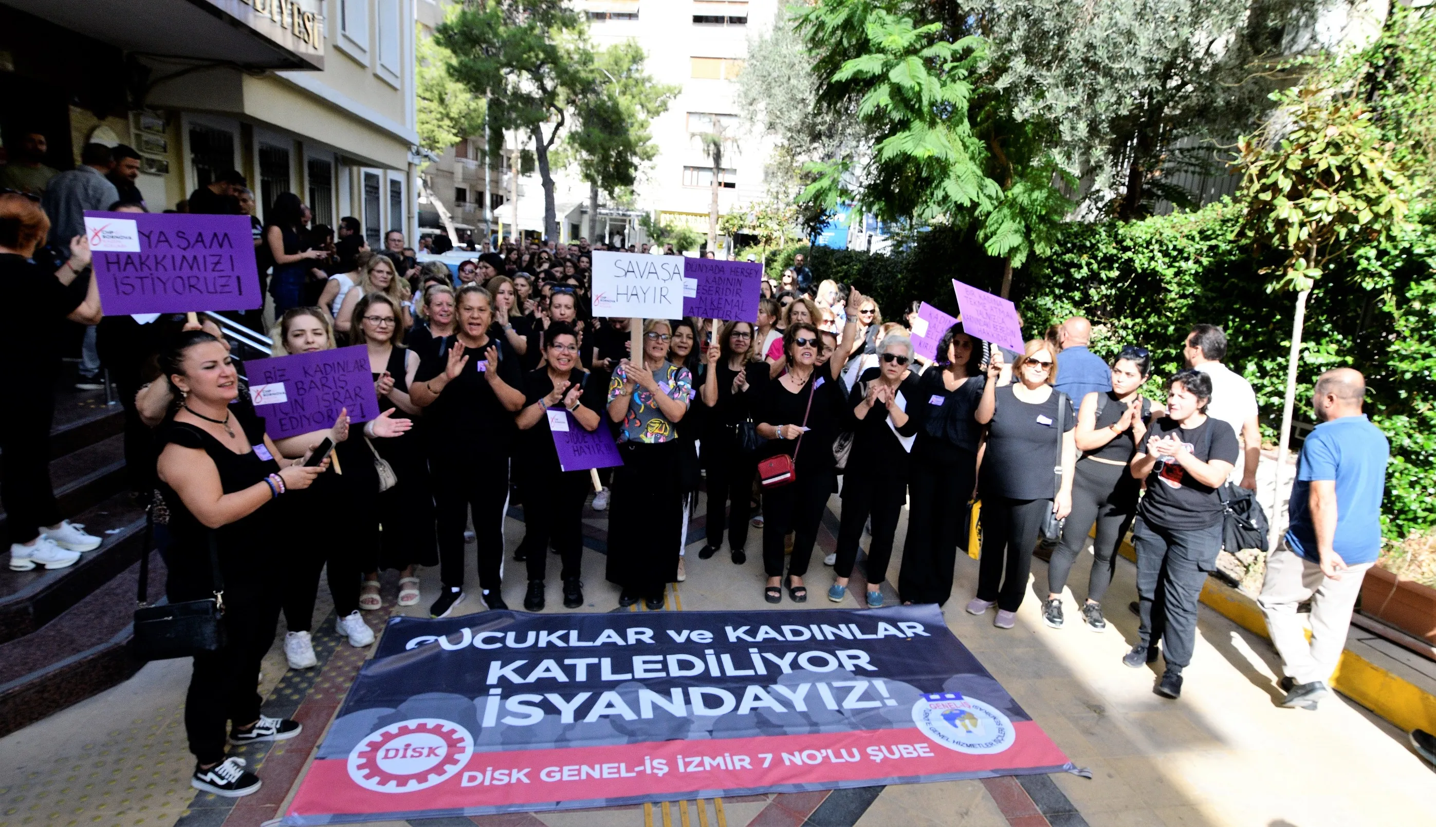 Ankara Garı Katliamı'nın 9. yılında Bornova Belediyesi'nin kadın çalışanları, şiddete ve cinsel tacize karşı düzenlediği yürüyüşte İstanbul Sözleşmesi'nin yeniden yürürlüğe girmesi çağrısı yapıldı.