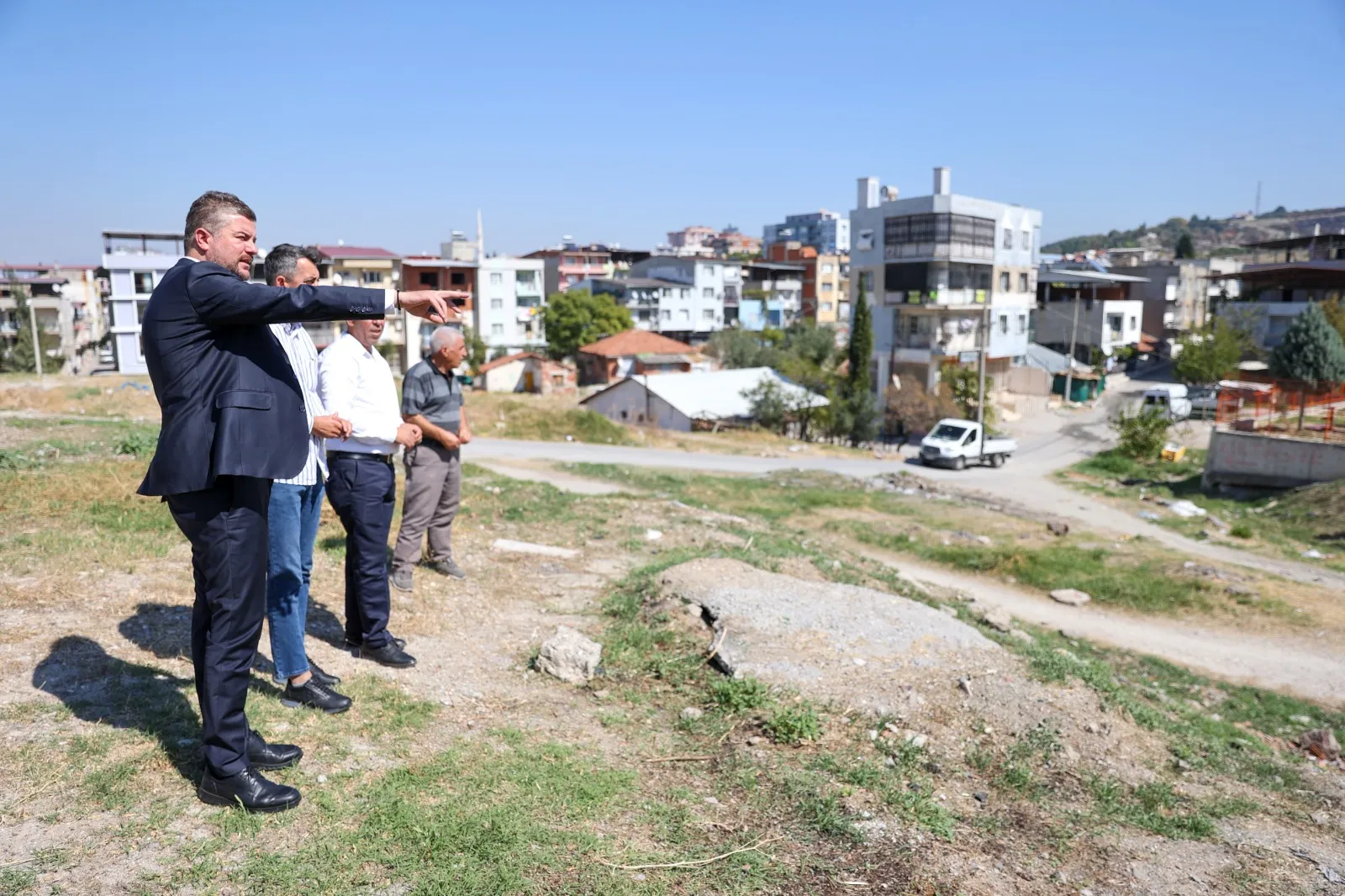 Buca Belediye Başkanı Görkem Duman, vatandaşların taleplerini dinlemek ve sorunları yerinde tespit etmek için mahalle ziyaretlerine devam ediyor.