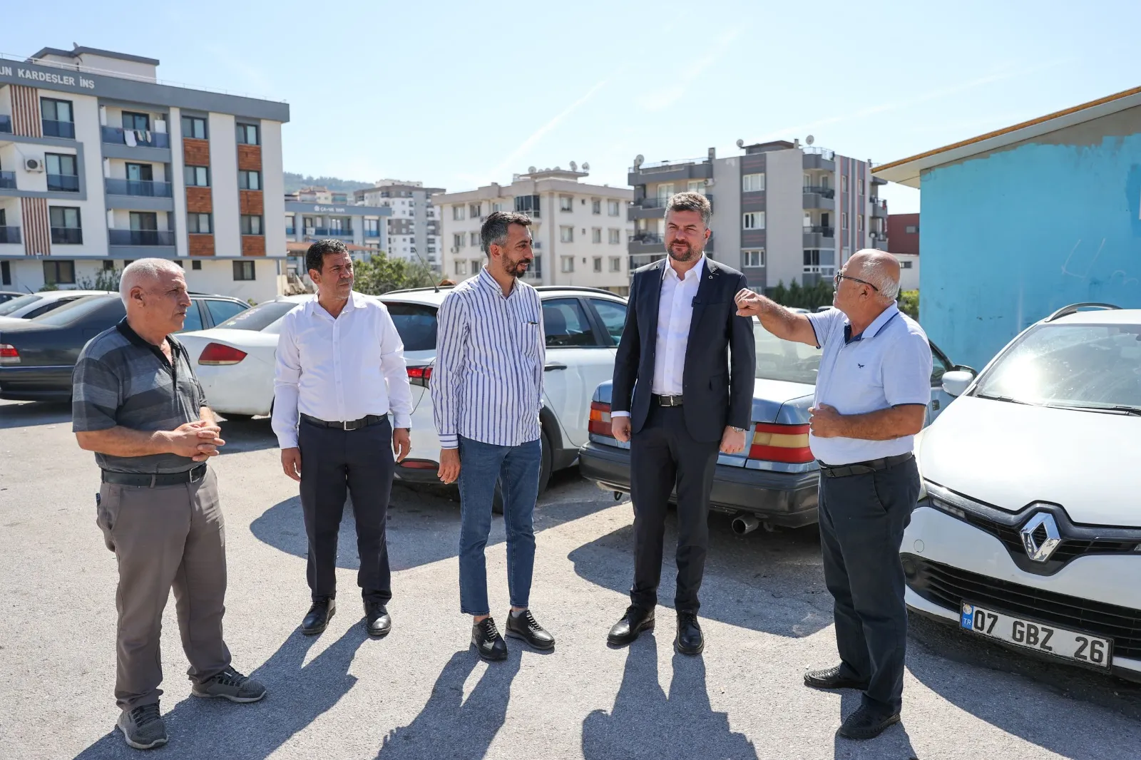 Buca Belediye Başkanı Görkem Duman, vatandaşların taleplerini dinlemek ve sorunları yerinde tespit etmek için mahalle ziyaretlerine devam ediyor.