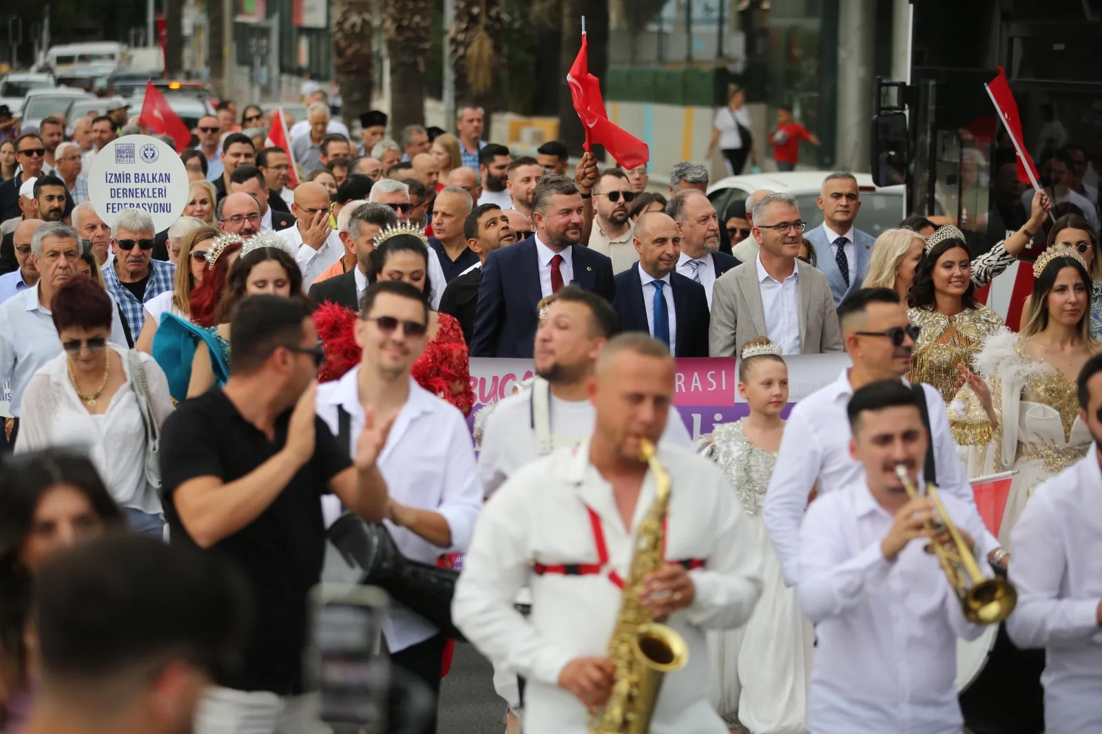 Buca Belediyesi, 12. kez düzenlenen Uluslararası Balkan Şenliği ile ilçeye renk kattı. Festival, bando eşliğinde gerçekleşen kortej yürüyüşüyle başladı.