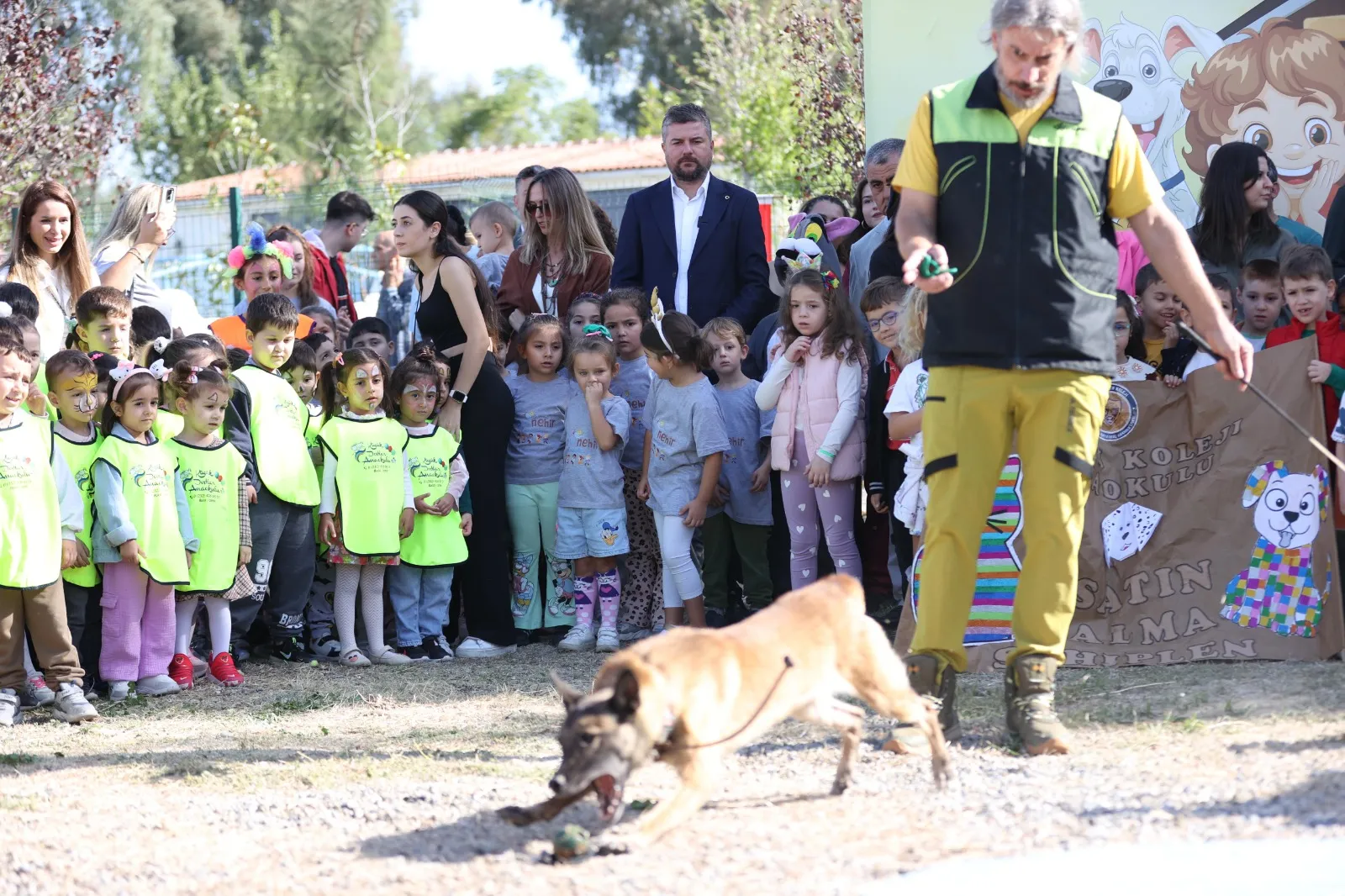 Buca Belediyesi, 4 Ekim Dünya Hayvanları Koruma Günü dolayısıyla Sokak Hayvanları Rehabilitasyon Merkezi'nde farkındalık etkinliği düzenledi. 