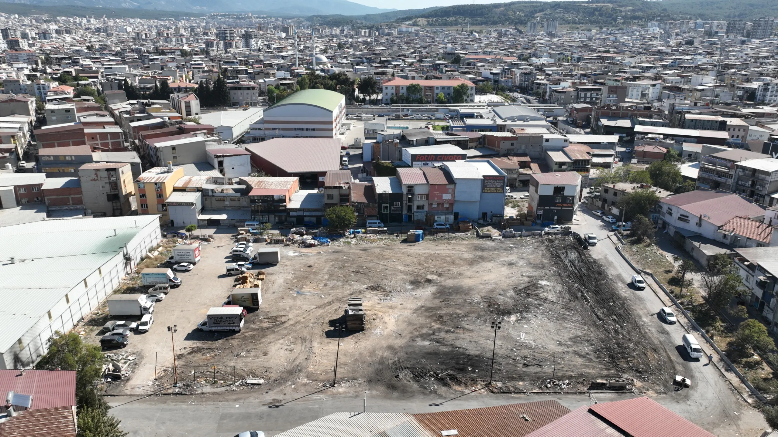 Buca Belediye Başkanı Görkem Duman, Seyhan Mahallesi'nde boş araziye çöp ve moloz dökmeye devam eden kişi ve firmalara sert tepki gösterdi.