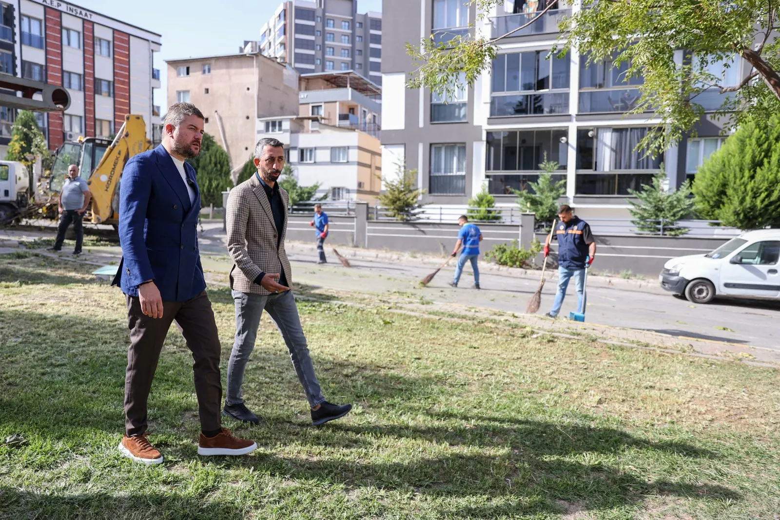 Buca Belediyesi, ilçe genelinde park ve yeşil alanlarda başlattığı "yeşil seferberlik" ile Bucalıların keyifle vakit geçirebileceği alanları artırmayı hedefliyor.