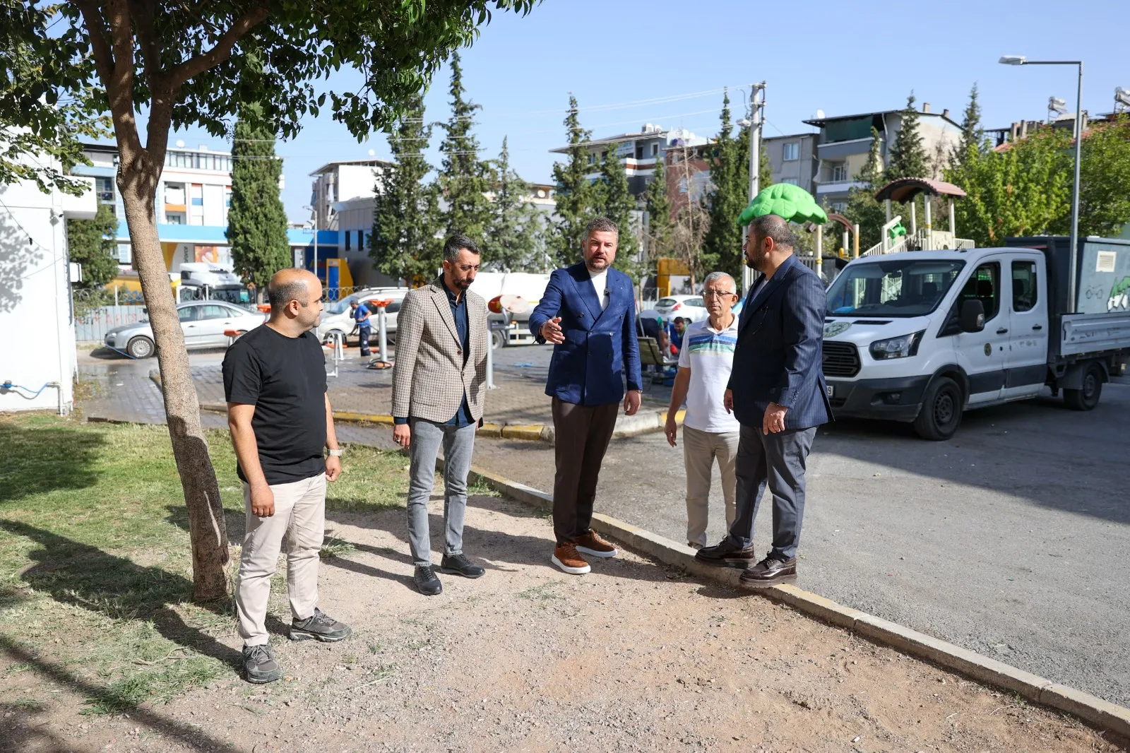 Buca Belediyesi, ilçe genelinde park ve yeşil alanlarda başlattığı "yeşil seferberlik" ile Bucalıların keyifle vakit geçirebileceği alanları artırmayı hedefliyor.