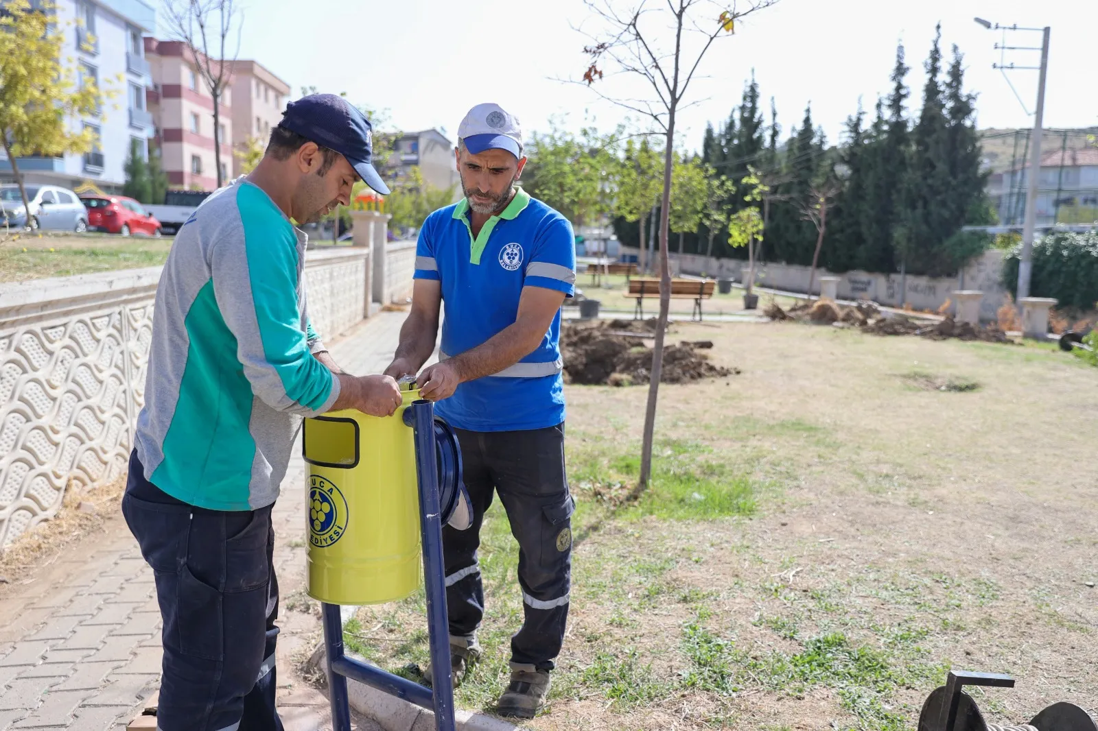 Buca Belediyesi, ilçe genelinde park ve yeşil alanlarda başlattığı "yeşil seferberlik" ile Bucalıların keyifle vakit geçirebileceği alanları artırmayı hedefliyor.