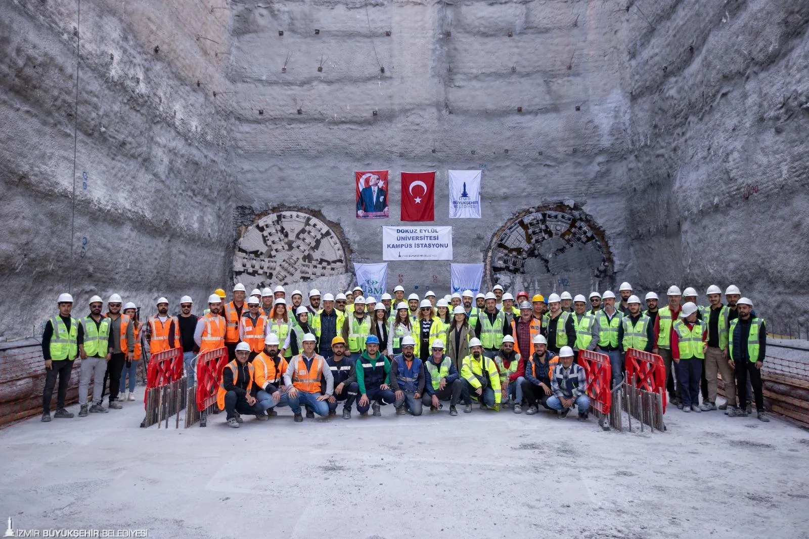 İzmir Buca Metrosu'nda önemli bir aşama daha kaydedildi. Tünellerin birleşmesiyle projede büyük bir adım atıldı. İzmir Büyükşehir Belediye Başkanı Cemil Tugay, bu tarihi ana şahitlik etti.