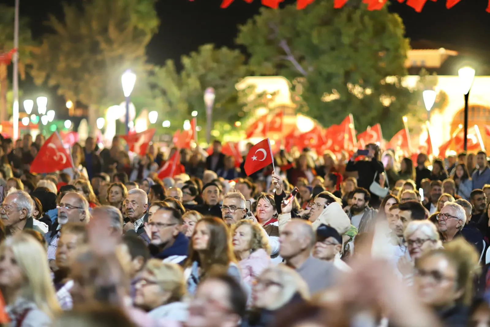 Çeşme'de 29 Ekim Cumhuriyet Bayramı coşkuyla kutlandı. Renkli kortej yürüyüşü, resmi tören ve Bülent Ortaçgil ile Birsen Tezer konserleriyle unutulmaz bir gün yaşandı.